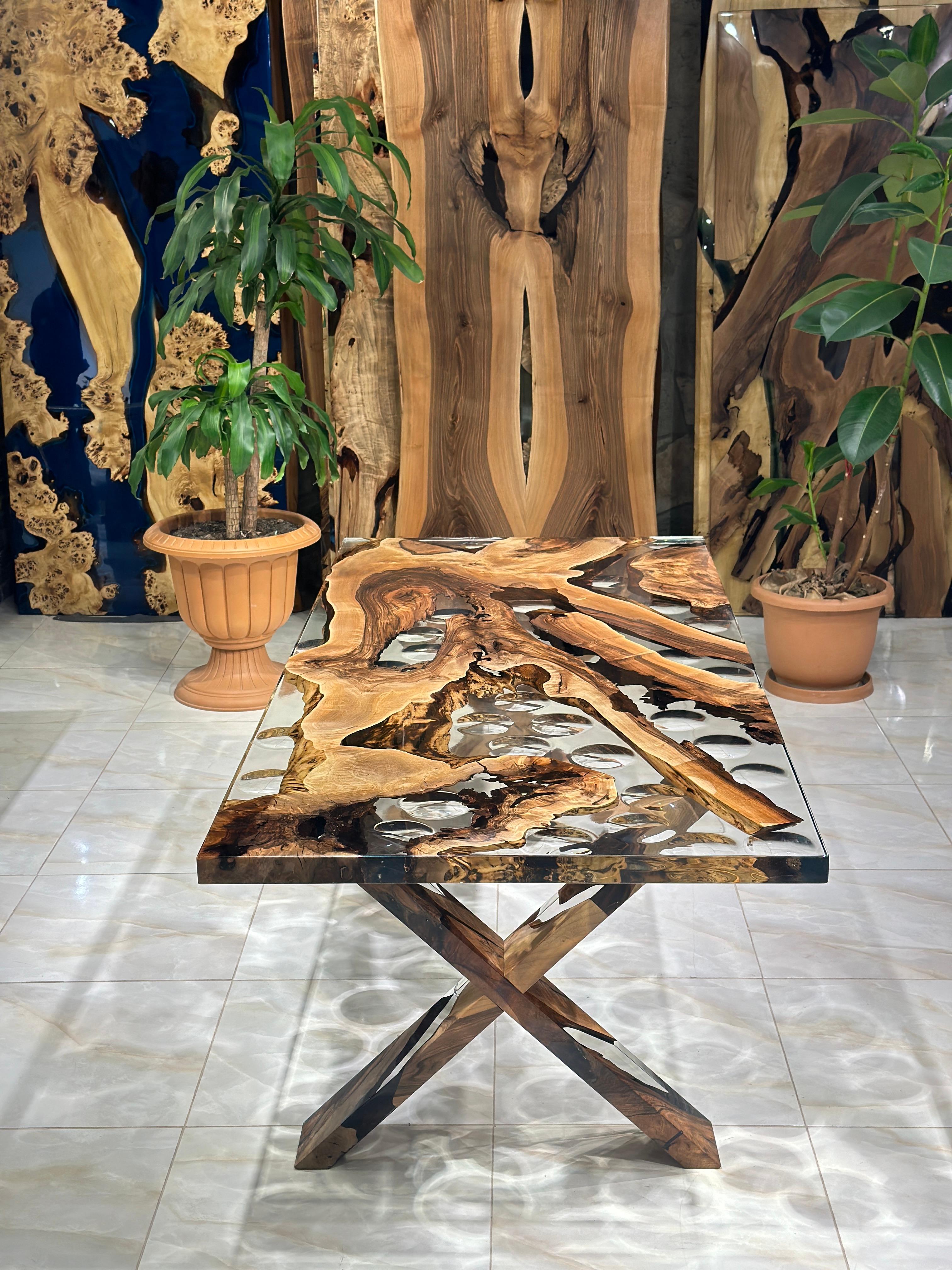 Mesa de Comedor de Resina Epoxi Transparente de Borde Vivo con Diseño de Gota de Agua Transparente de Nogal 

Esta mesa está hecha con madera de nogal de 500 años de antigüedad. Las vetas y la textura de la madera describen el aspecto de un nogal
