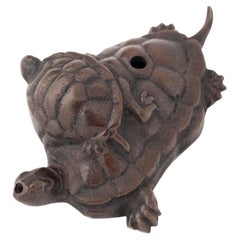 Gotero o suiteki de bronce con forma de grupo de tortugas