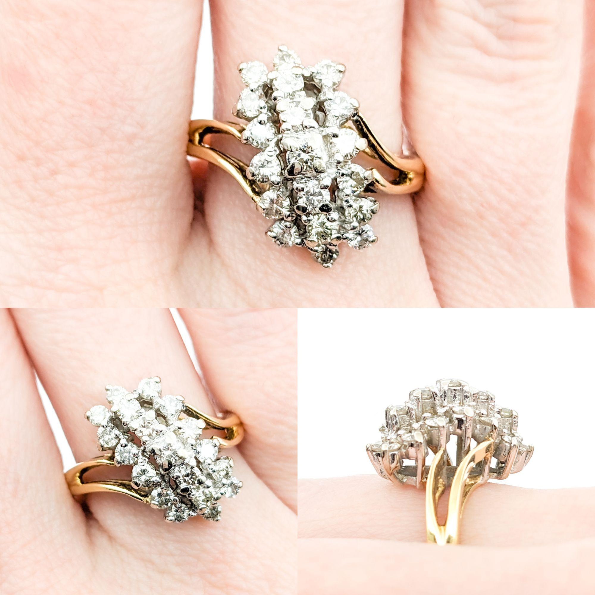 Wasserfall Cluster 1.00ctw Diamant Ring

Unser atemberaubender Ring aus 14-karätigem Gelbgold ist ein wahres Symbol für Eleganz und Glamour. Dieses wunderschöne Stück ist mit 1,00 ct runden Diamanten geschmückt, die zeitlose Schönheit und Brillanz
