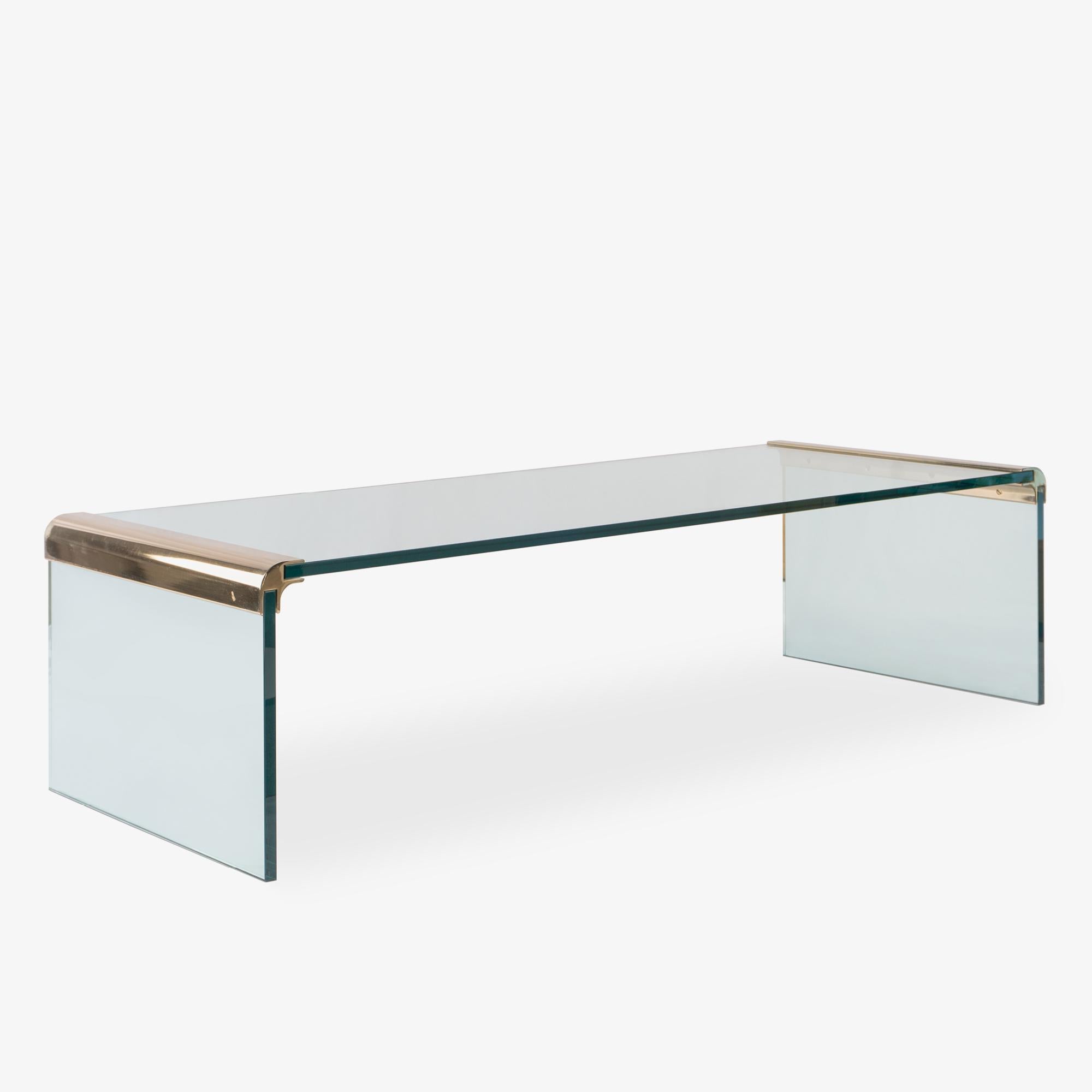 Fondée en 1960 par Irving et Leon Rosen, la Pace Collection s'est donné pour mission de créer des modèles qui se distinguent de leurs contemporains, tels que Knoll et Herman Miller. L'accent a été mis sur le pouvoir expressif des matériaux, avec des
