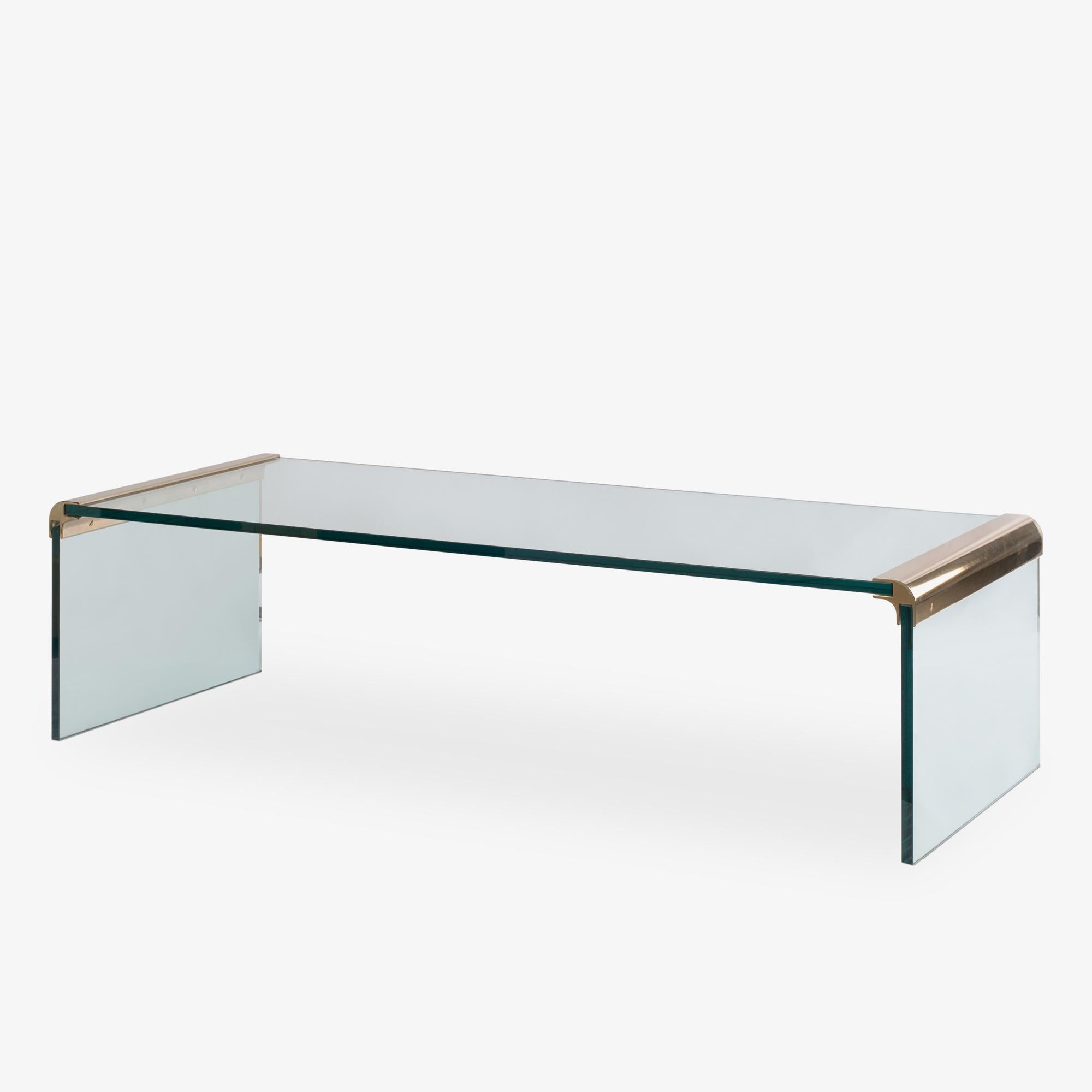 Américain Table basse cocktail Waterfall en laiton et verre par Leon Rosen pour Pace en vente