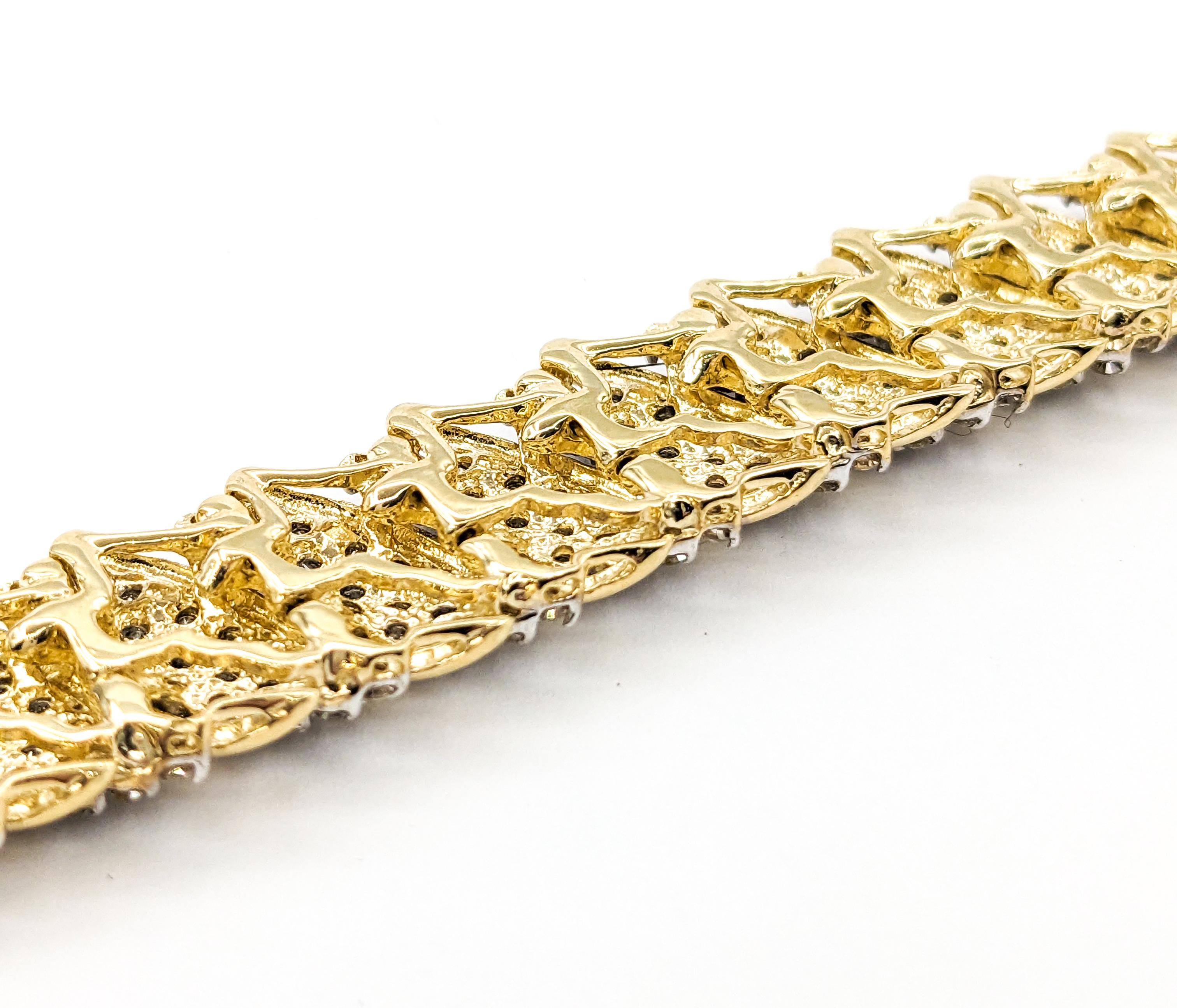 Bracelet à maillons en or jaune avec diamant de 6,00ctw et cascade de style cocktail

Voici cet exquis bracelet de mode en diamant, réalisé en or jaune 14kt avec un fermoir à double languette pour plus de sécurité. Ce superbe bracelet présente des