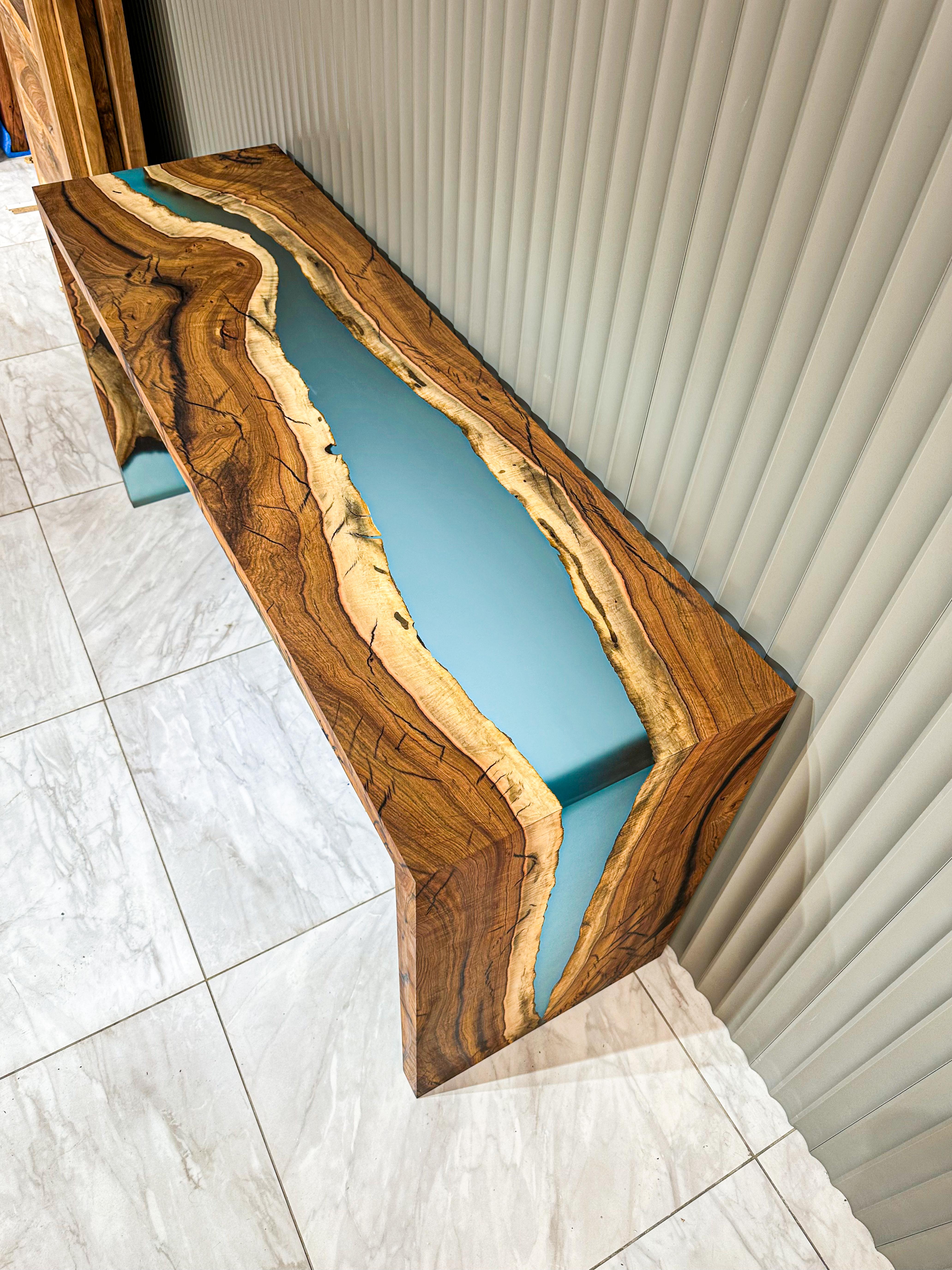 Table console en bois massif époxy Waterfall Hackberry

Nous vous présentons notre table console à cascade en époxy - un véritable exemple de savoir-faire et d'élégance. Ce meuble exceptionnel est conçu pour être plus qu'une simple table basse,