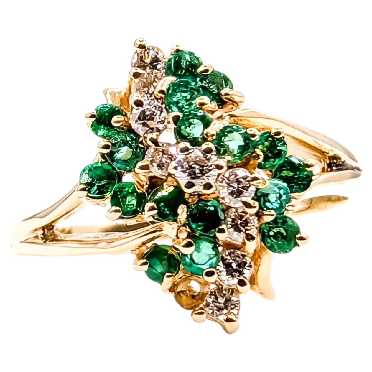 Anello con smeraldo "Waterfall" e diamanti a grappolo in oro giallo 14k