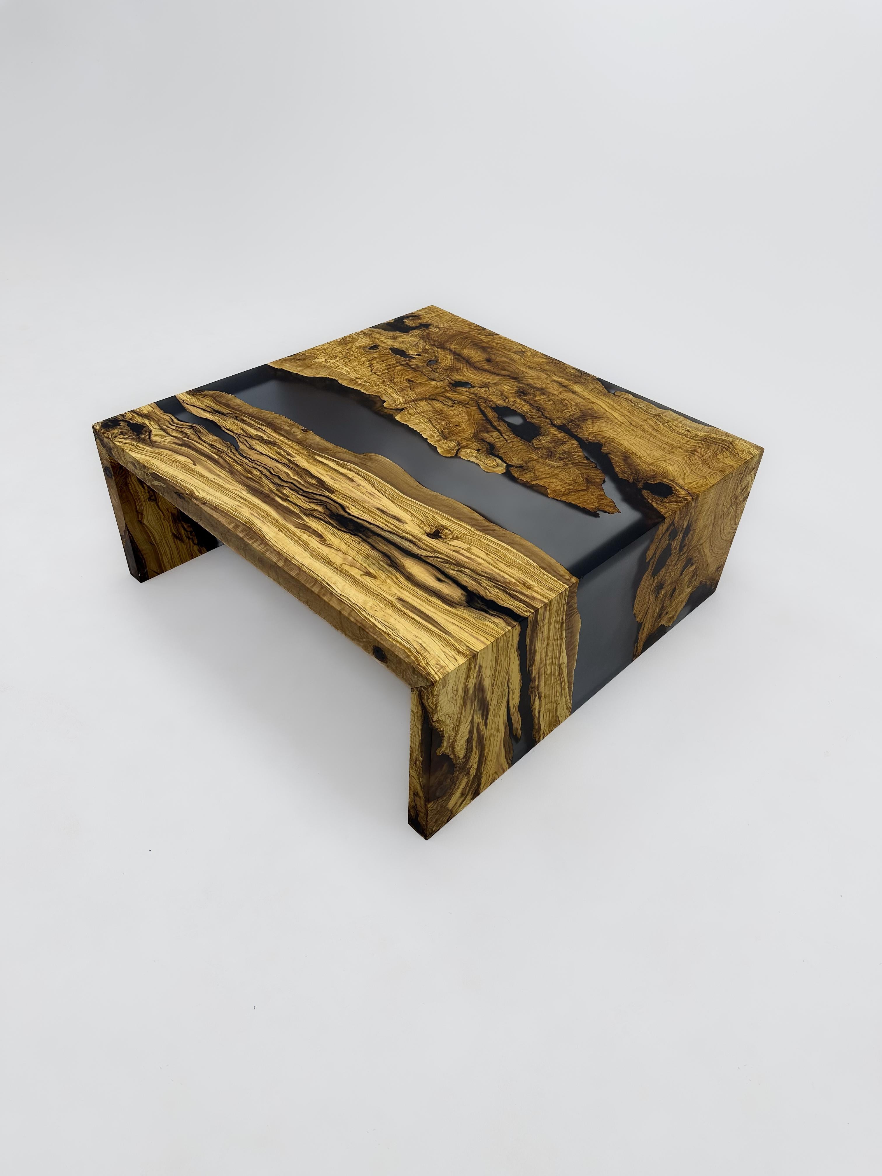 Waterfall Epoxy Resin Coffee Table With Ancient Olive Wood In New Condition For Sale In İnegöl, TR