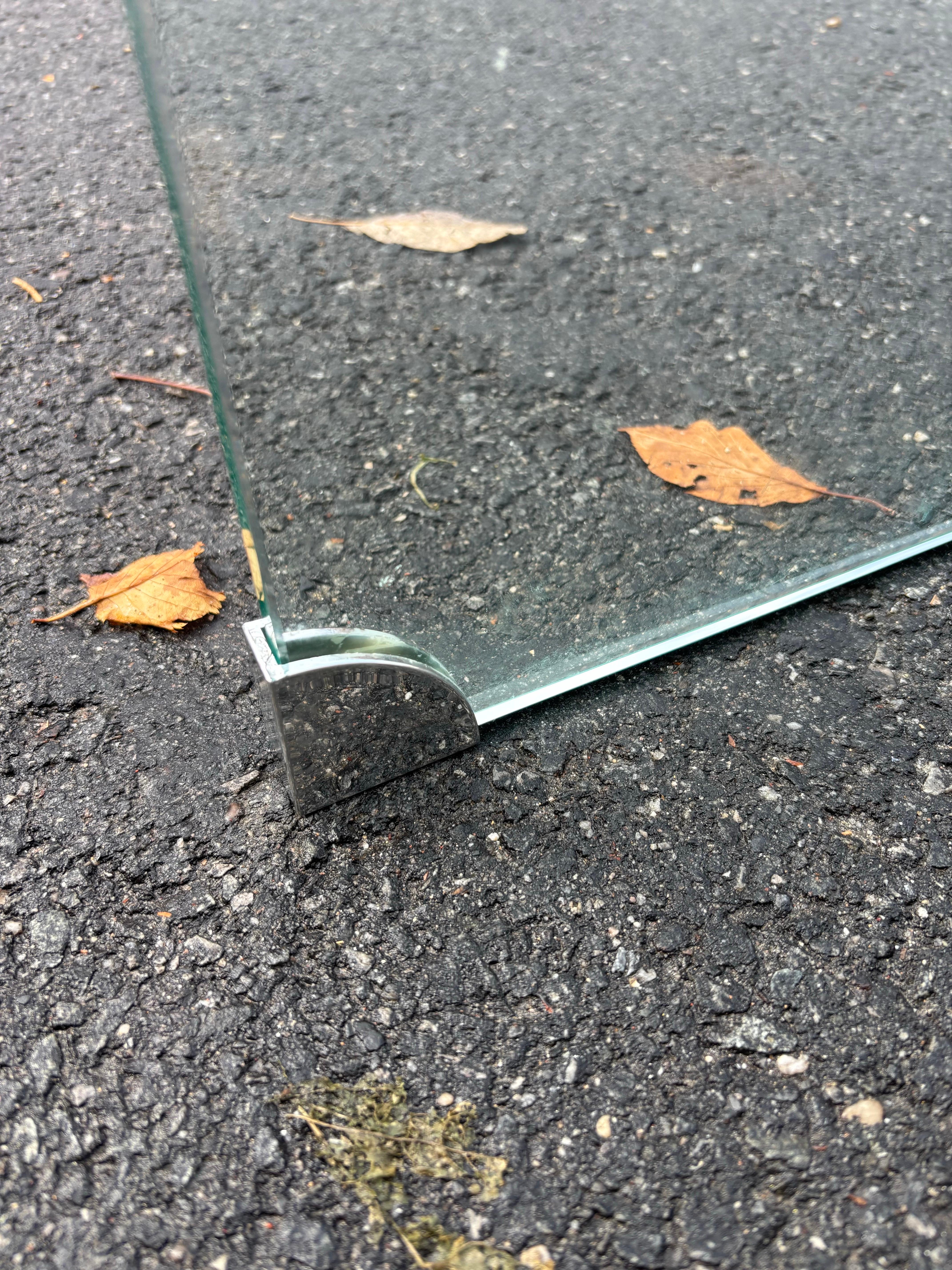 Tavolino da caffè in vetro modellato a cascata di buone dimensioni, lungo quasi 48 pollici. In ottimo stato e con poca usura. Il tavolo è dotato di piedini angolari che aiutano a proteggere il vetro dalle scheggiature.