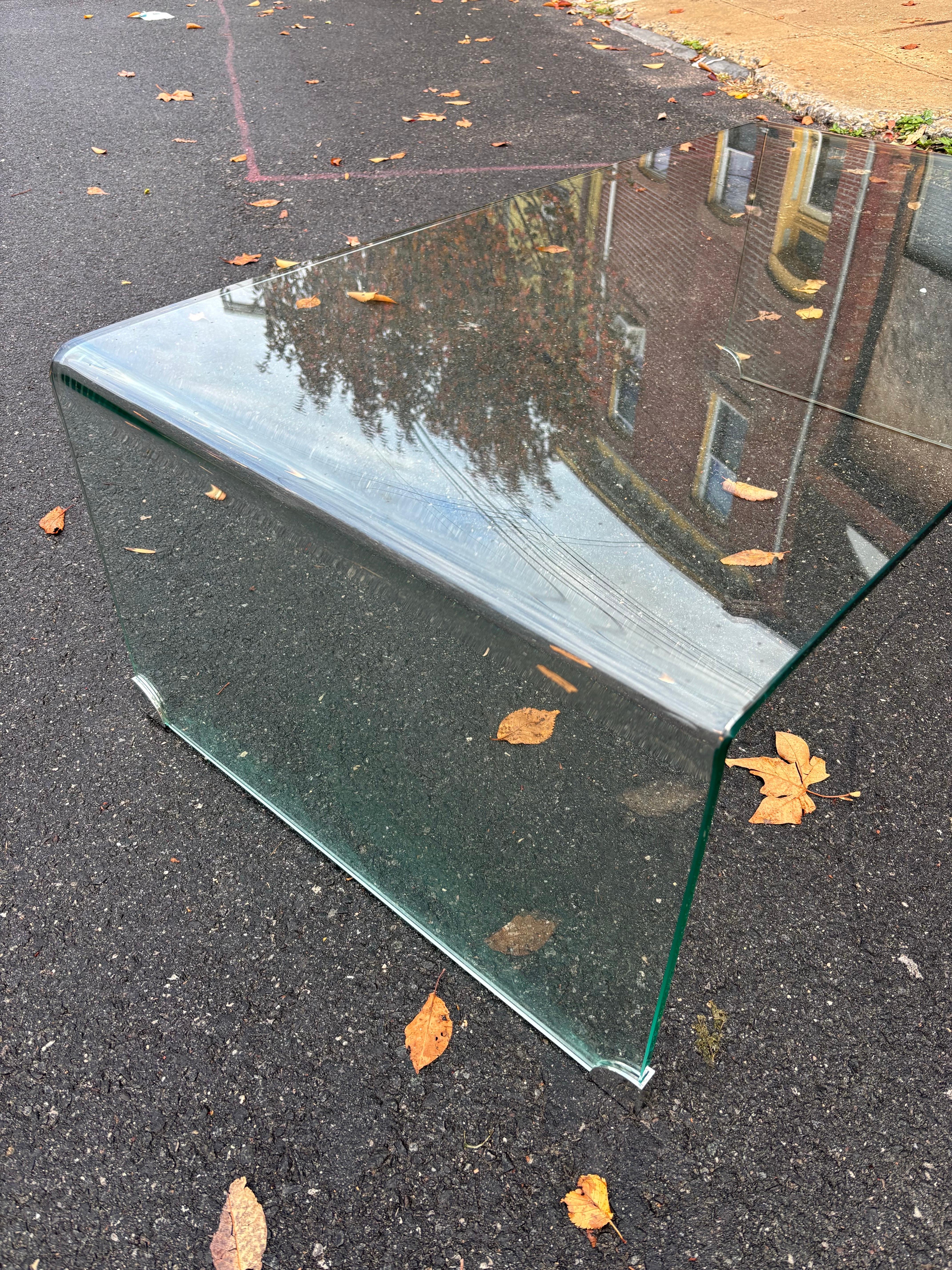 Italiano Tavolino da caffè in vetro a cascata in vendita