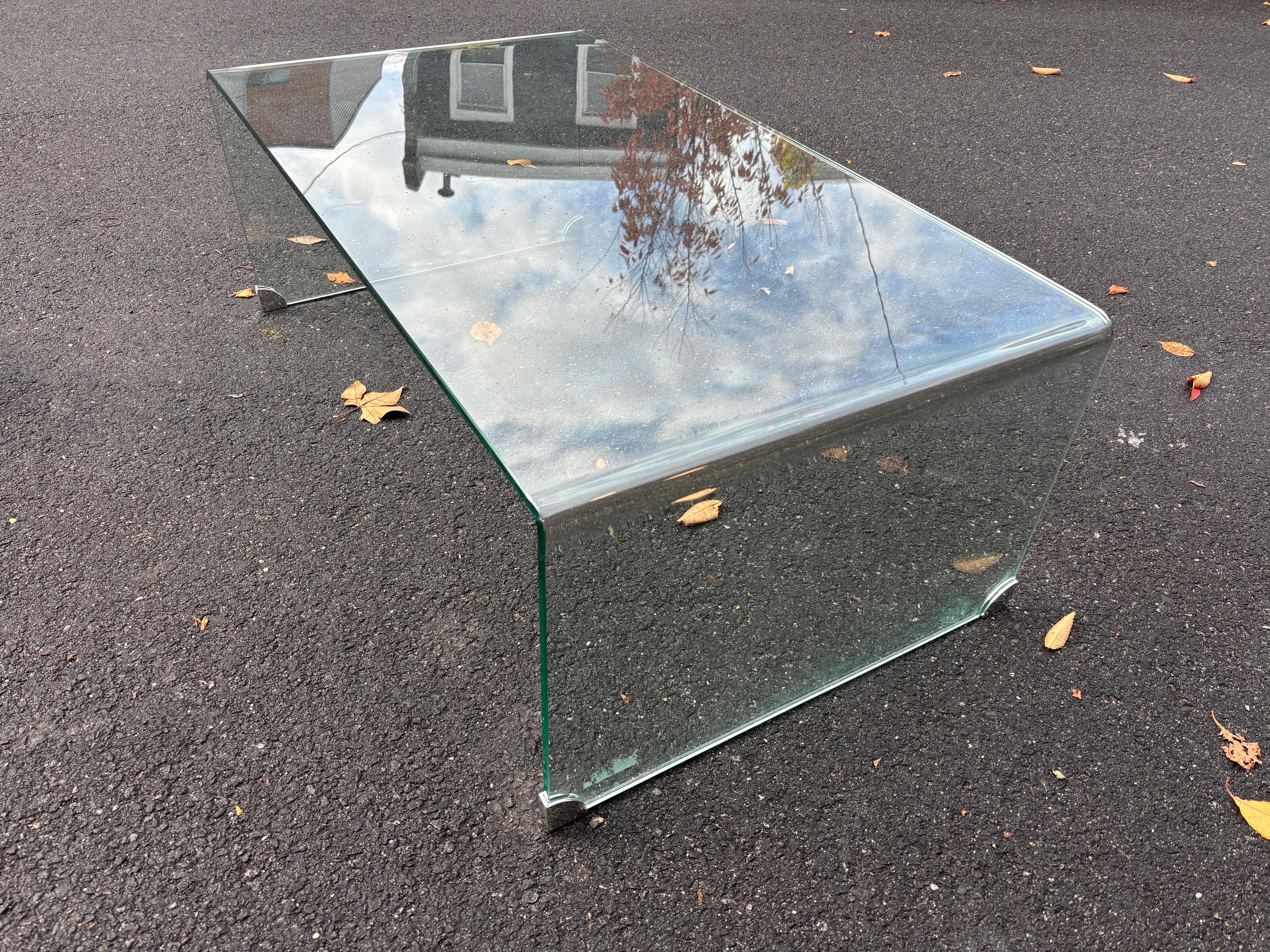 Fatto a macchina Tavolino da caffè in vetro a cascata in vendita