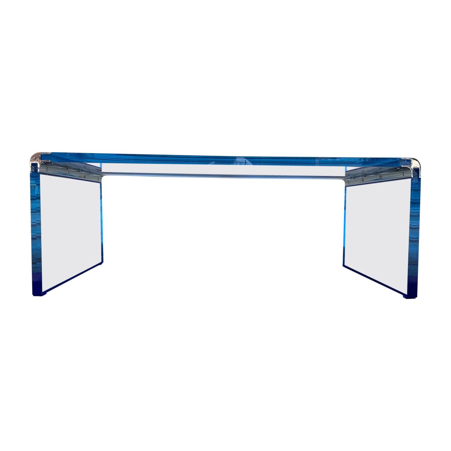 Table basse cascade en Lucite et chrome par Amparo Calderon Tapia en vente