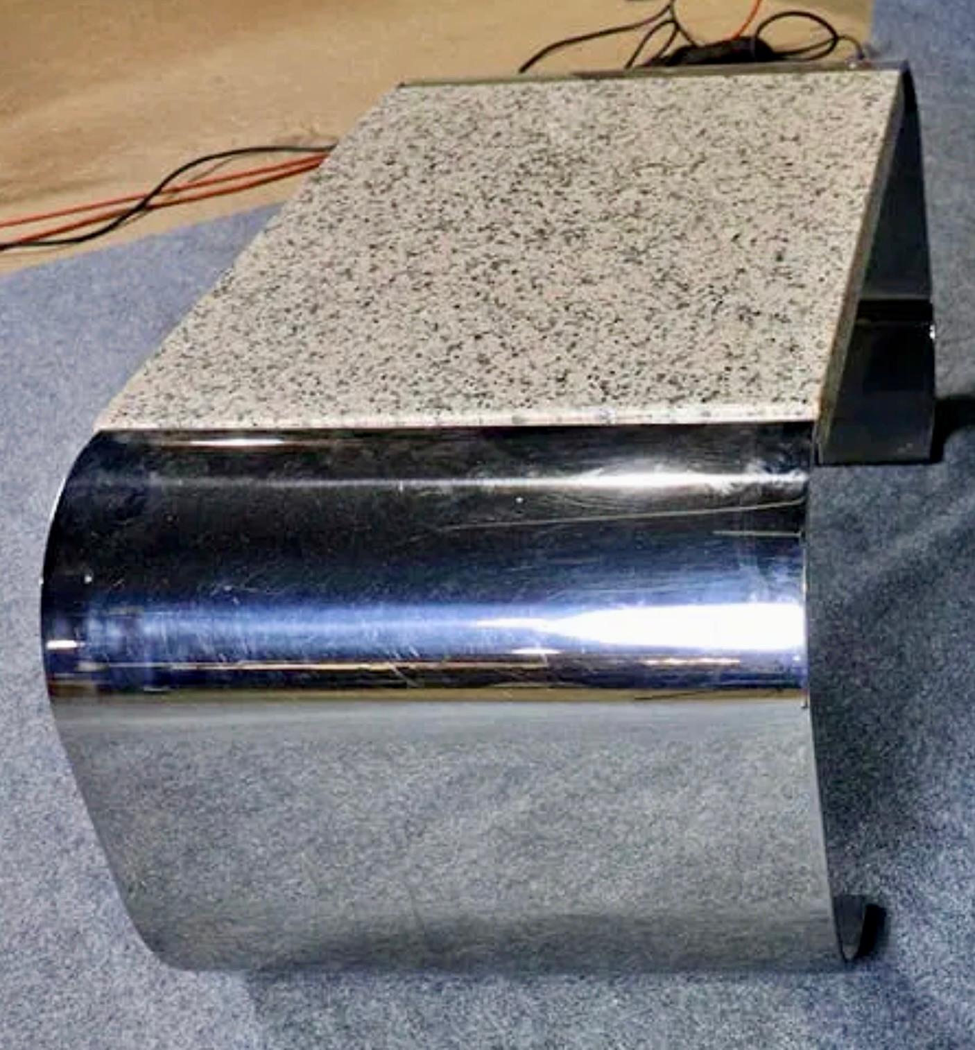 Stanley Jay Friedman diseñó una mesa de centro para Brueton. Estructura de acero pulido con inserción de mármol. Mesa artesanal en forma de cascada con tapa de piedra.
Por favor, confirme la ubicación NY o NJ
