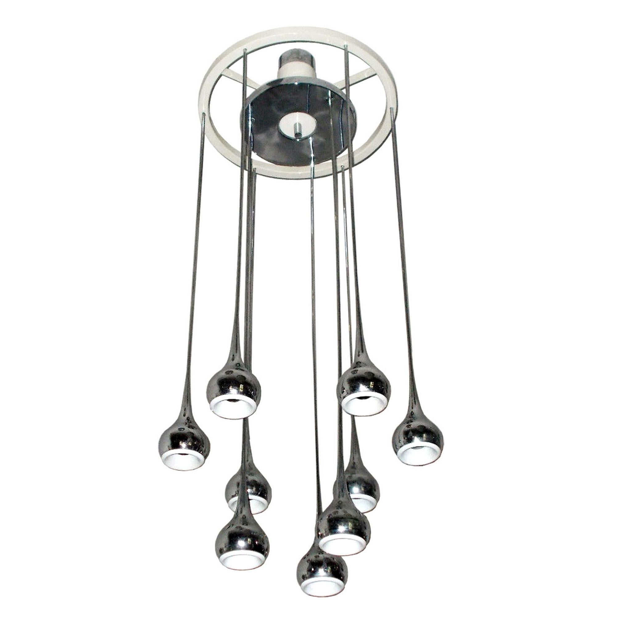 Lámpara cascada de Angelo Brotto para Esperia, Italia, años 60
Una sorprendente y escultural lámpara de araña diseñada por Angelo Brotto para Esperia, de los años sesenta. Esta elegante luminaria presenta nueve brazos estriados en forma de cascada,