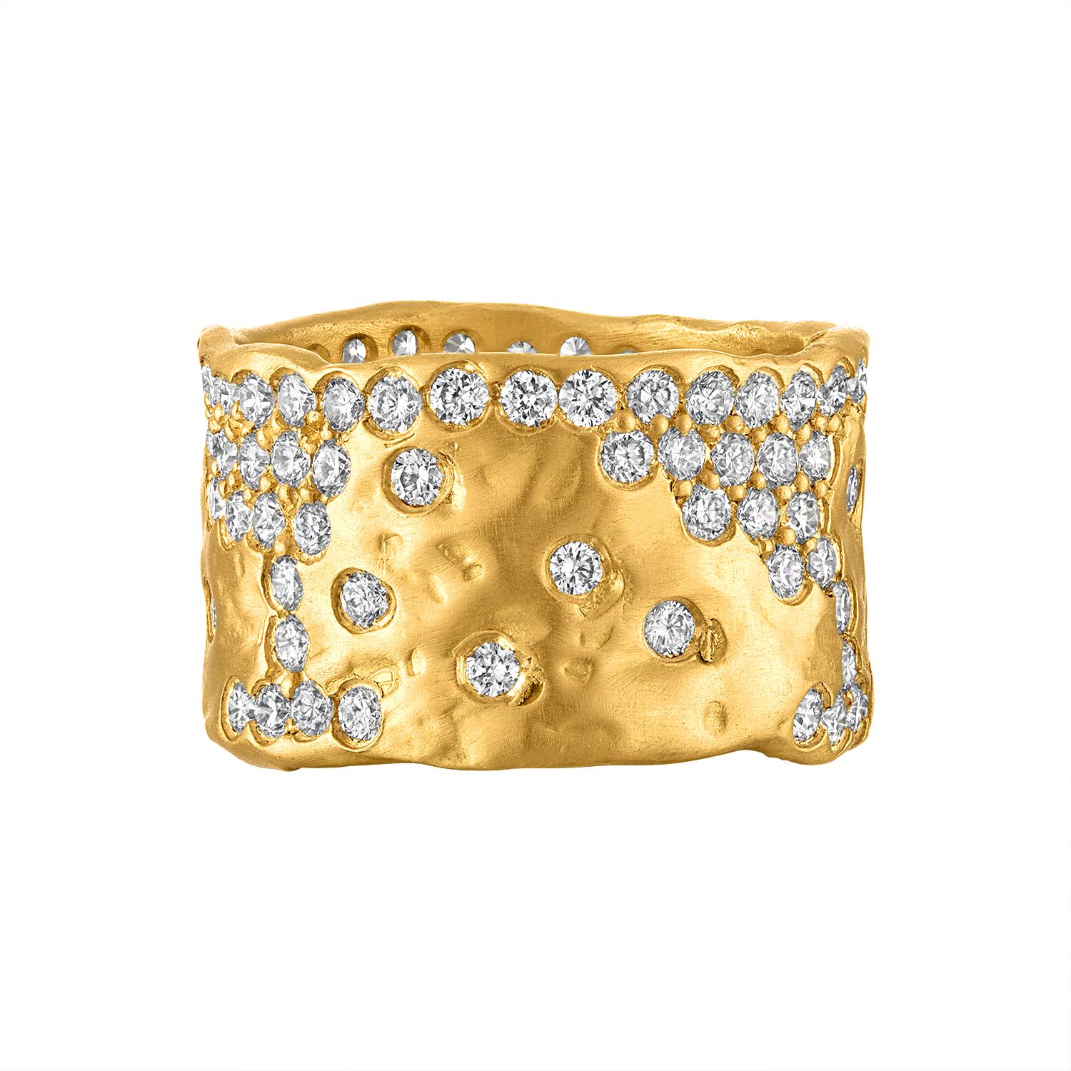 Un vero e proprio pezzo forte. Questa fascetta per sigari in oro 22k vanta una texture organica e un'ipnotica cascata di diamanti che avvolge la parte superiore e scorre organicamente lungo la fascetta. Questo anello rappresenta un equilibrio tra