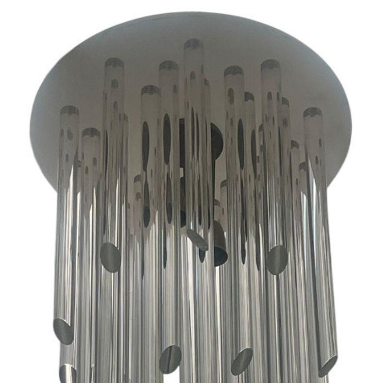 Ein auffälliger amerikanischer flächenbündiger Kronleuchter aus den 1980er Jahren mit kaskadenförmig angeordneten Acrylstäben im Stil eines Wasserfalls. Die dreiflammige Leuchte strahlt ein sanftes, diffuses Licht durch die klaren vertikalen Stäbe