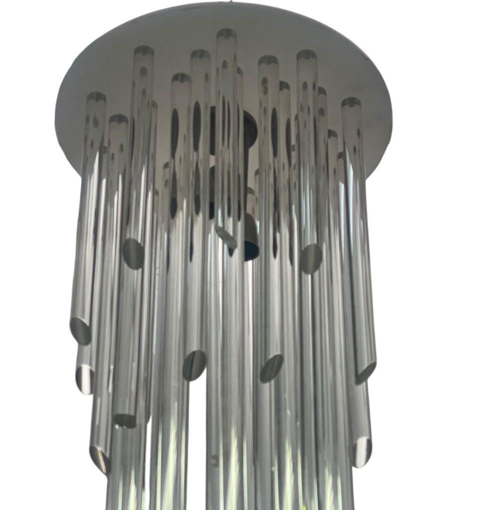 Waterfall Style Flush Mount Kronleuchter mit Acrylstäben. U.S.A. 1980er Jahre. (Ende des 20. Jahrhunderts) im Angebot