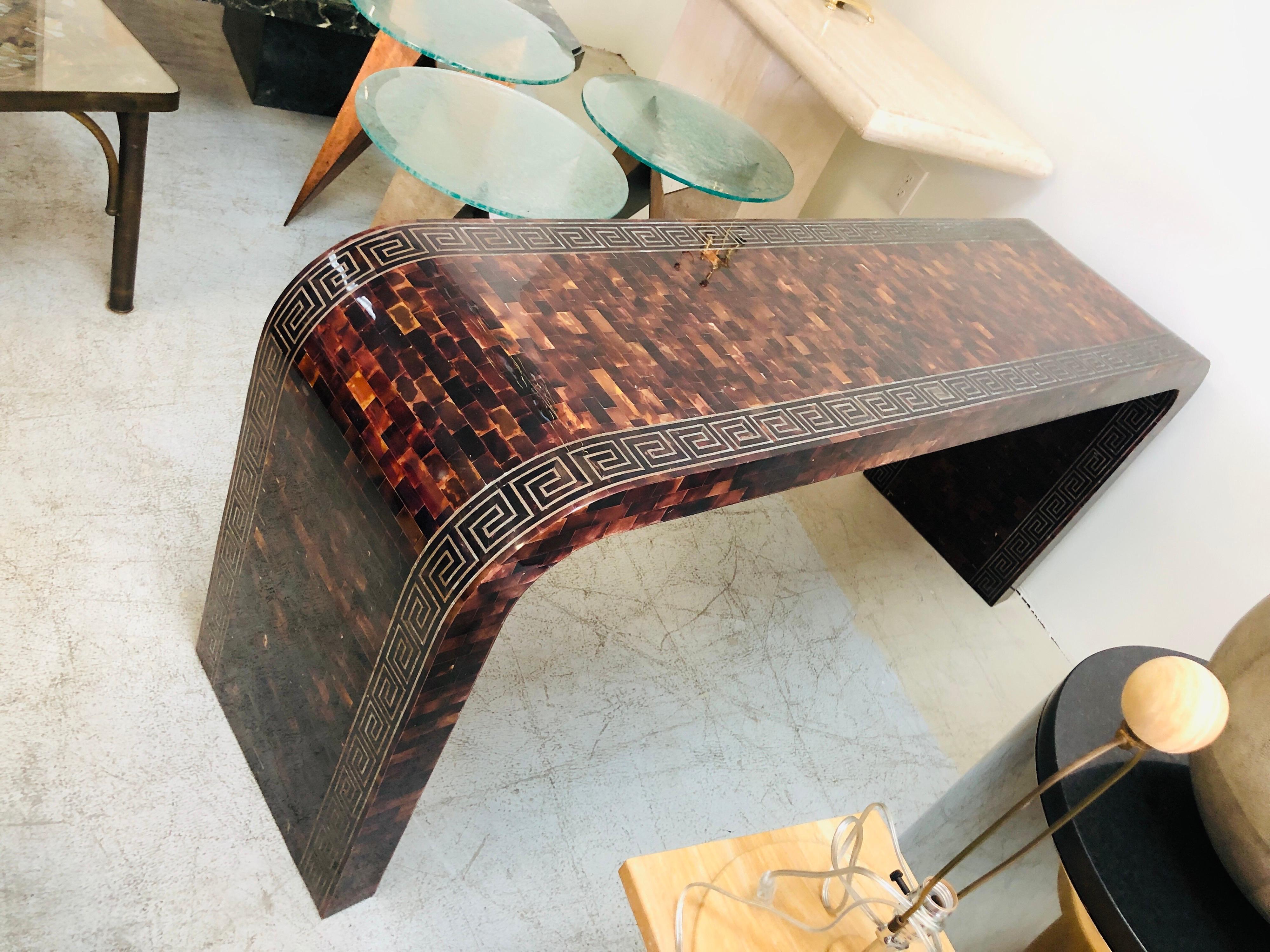 Corno Tessellato a Cascata  Console in ottone con chiave greca intarsiata, anni '80 in vendita 2