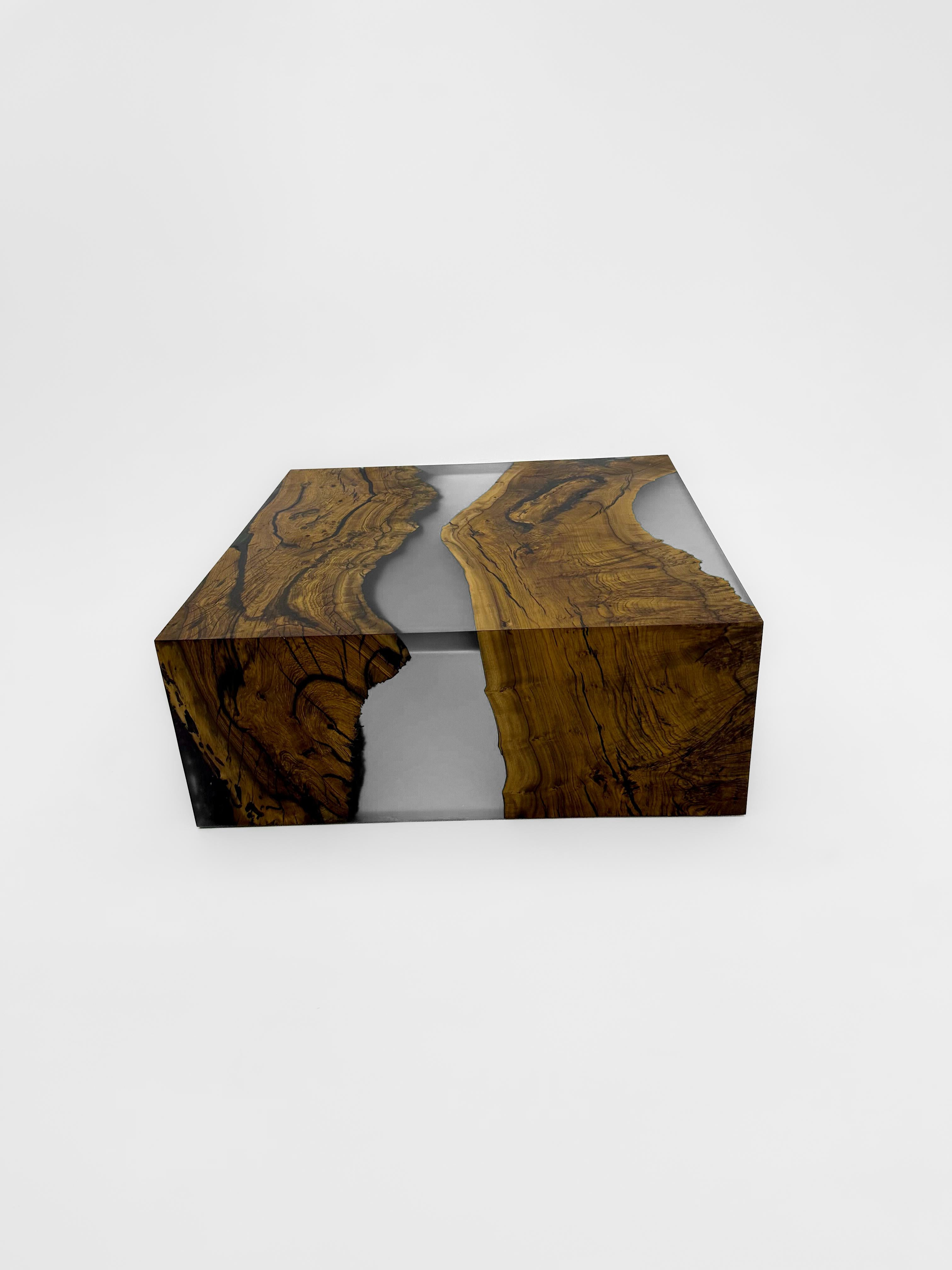 Waterfall Walnut Wood Ice Epoxy Resin Live Edge Coffee Table In New Condition For Sale In İnegöl, TR