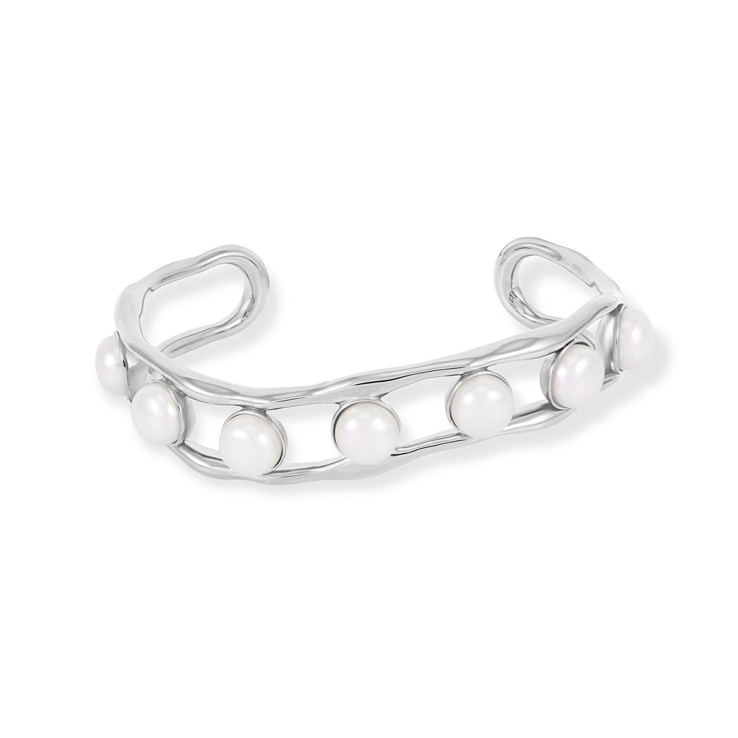 Fatti notare con le perle! Con un look classico e un tocco moderno, questo braccialetto in argento sterling è impreziosito da 7 grandi perle bianche d'acqua dolce. Il braccialetto largo 5 mm è completato da un sottile e contemporaneo motivo a