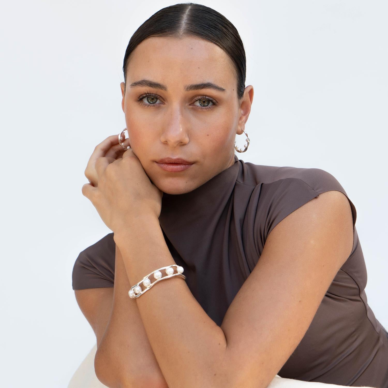 Moderno Bangle con perle d'acqua dolce bianche a cascata in argento sterling in vendita