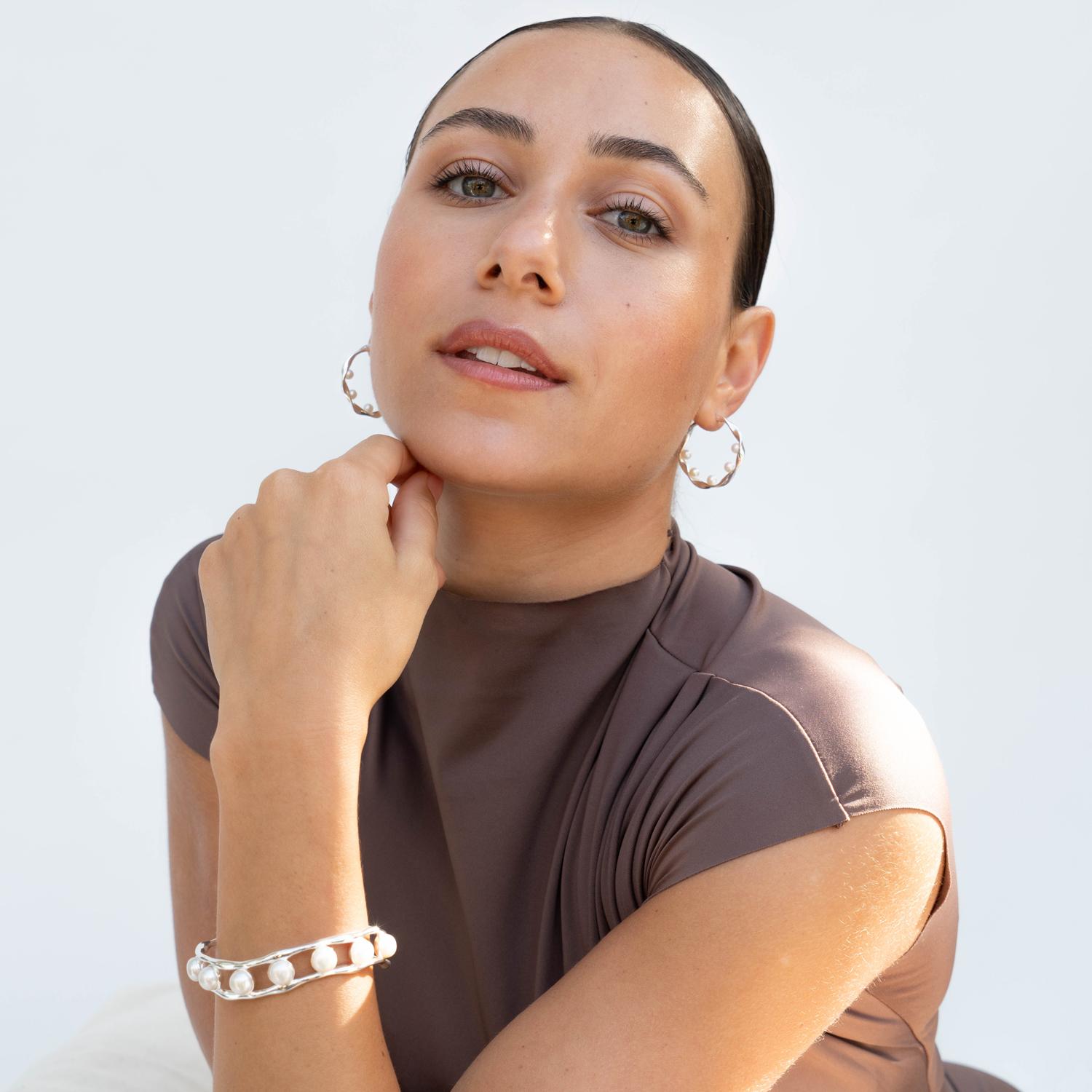 Taglio rotondo Bangle con perle d'acqua dolce bianche a cascata in argento sterling in vendita