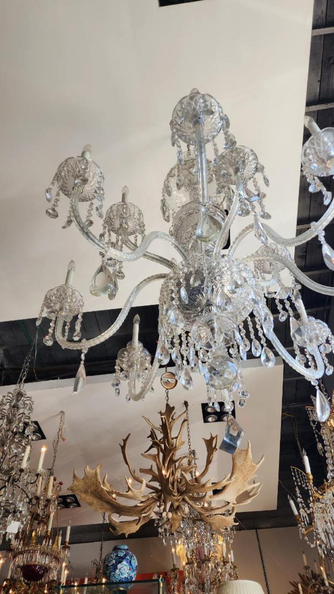 Dieses Angebot umfasst einen großen Kristall-Kronleuchter aus Glas, das aus der Tschechischen Republik stammt. Das Design des Kronleuchters ist von Art-Déco-Designs und Maria Theresia inspiriert. 