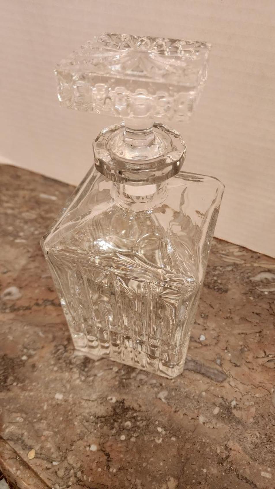 Decanter in vetro trasparente vintage con tappo quadrato

Un decantatore è un recipiente utilizzato per la decantazione di un liquido che può contenere sedimenti. I decanter, che hanno forme diverse, sono tradizionalmente realizzati in vetro o