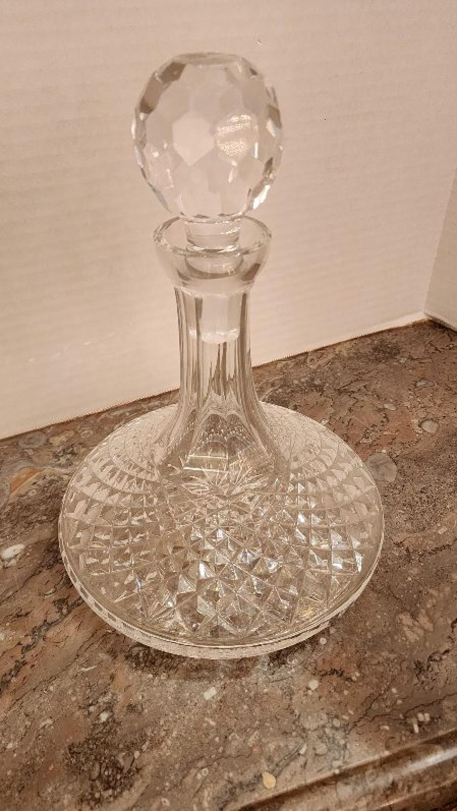 Vintage Klarglas Dekanter mit kugelförmigen Topper

Ein Dekanter ist ein Gefäß, das zum Dekantieren einer Flüssigkeit verwendet wird, die Sedimente enthalten kann. Dekanter, die unterschiedliche Formen haben, werden traditionell aus Glas oder