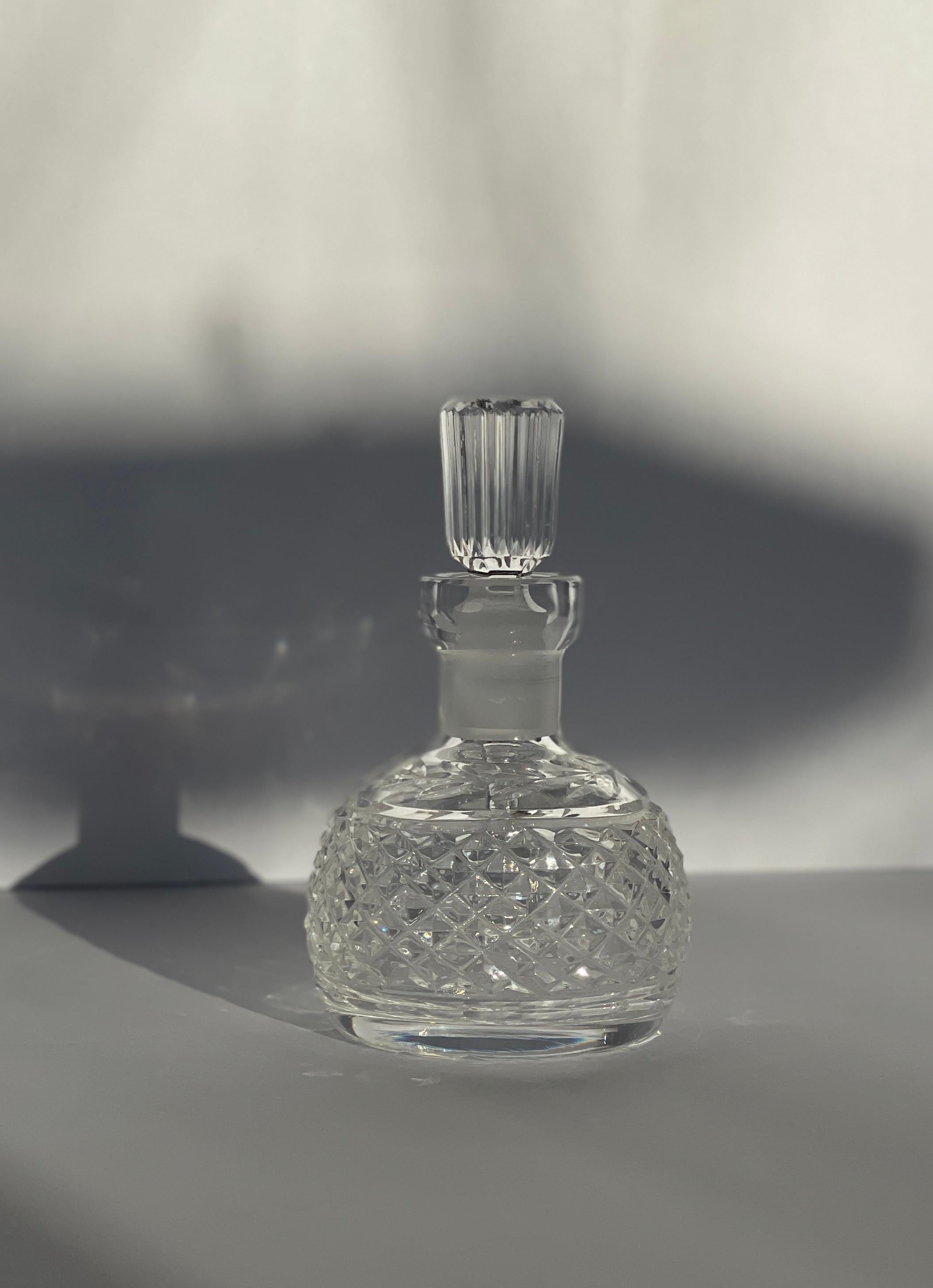 irlandais Bouteille de parfum en cristal Waterford Crystal facetté et sculpté Vintage signé By en vente