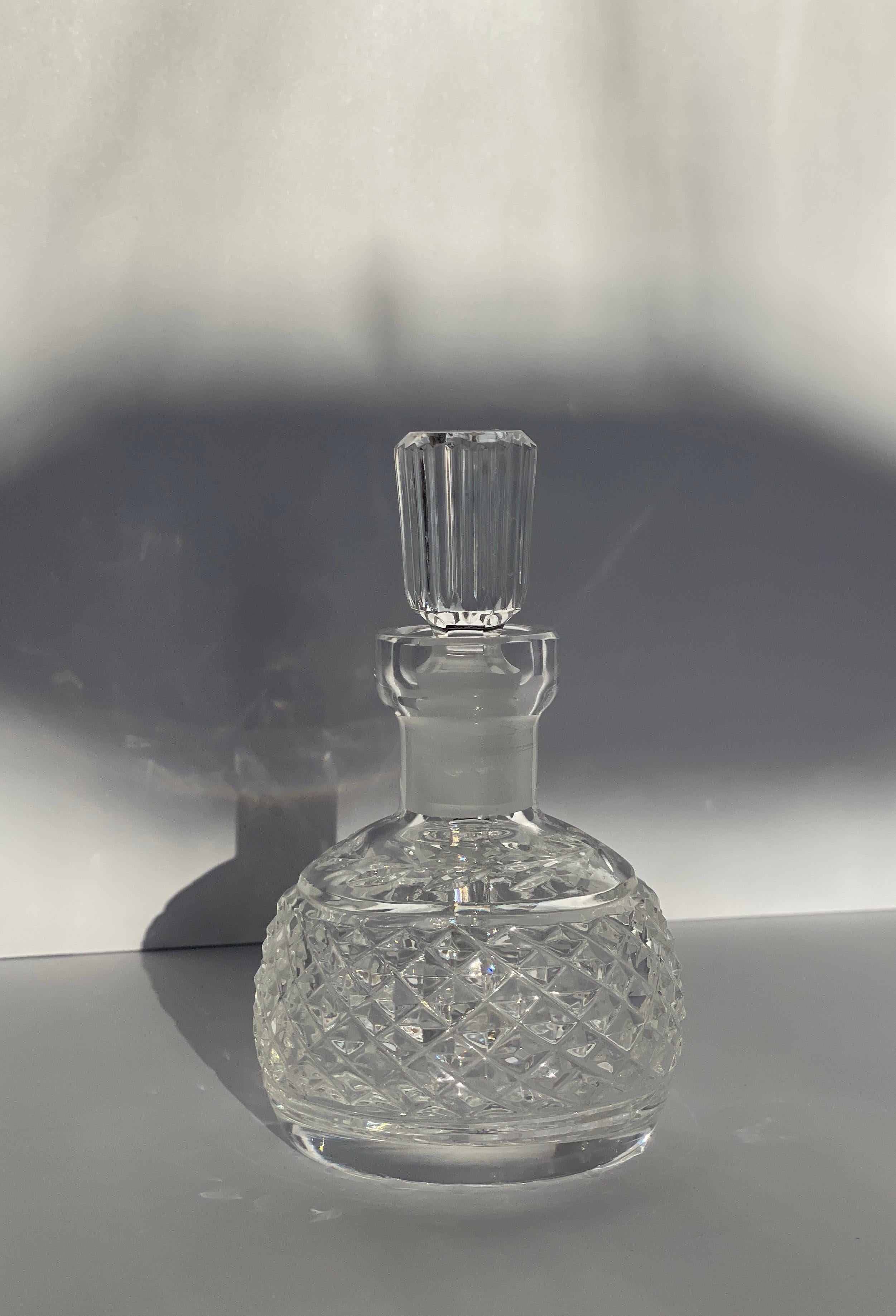 Bouteille de parfum en cristal Waterford Crystal facetté et sculpté Vintage signé By Bon état - En vente à Palm Beach, FL