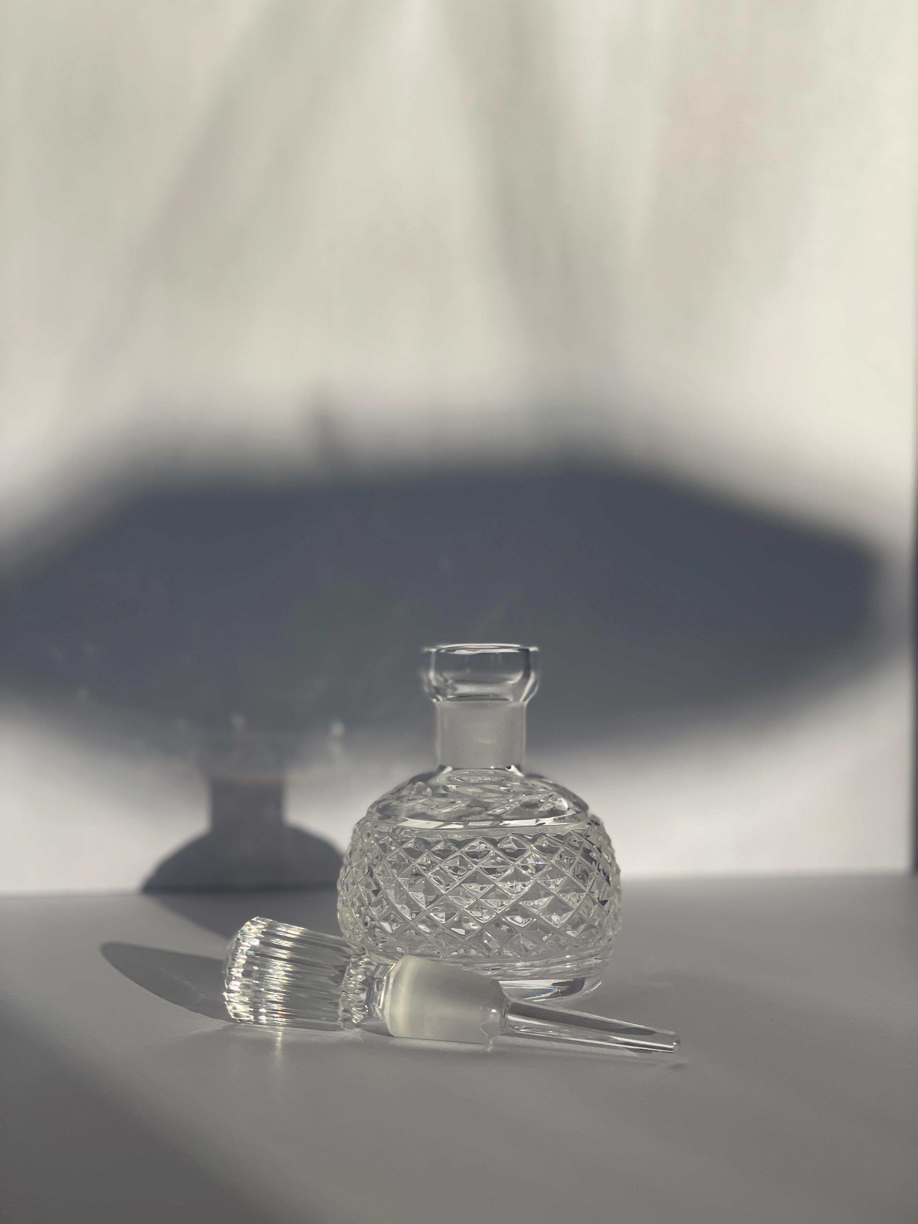 Début du 20ème siècle Bouteille de parfum en cristal Waterford Crystal facetté et sculpté Vintage signé By en vente