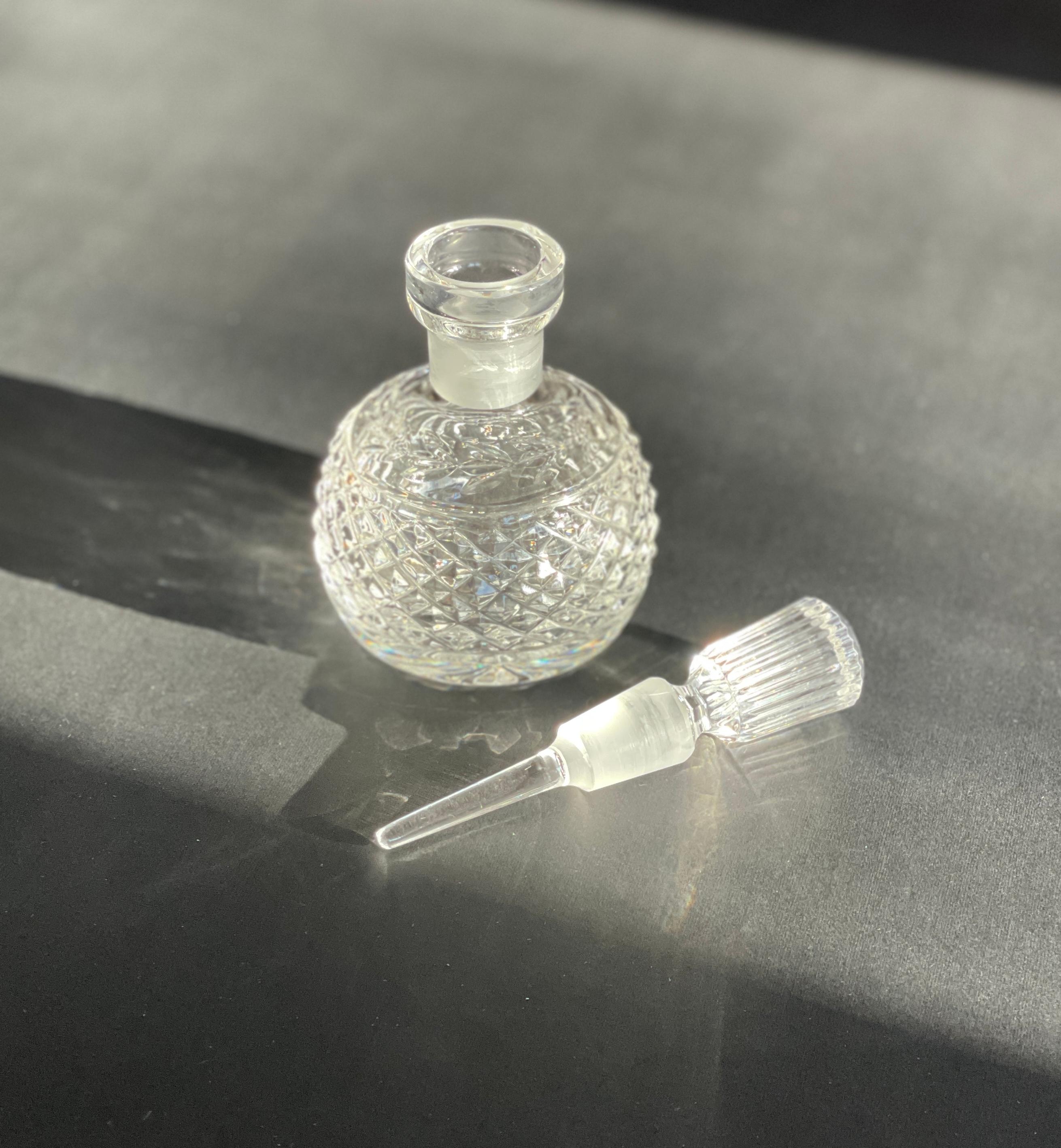 Cristal Bouteille de parfum en cristal Waterford Crystal facetté et sculpté Vintage signé By en vente