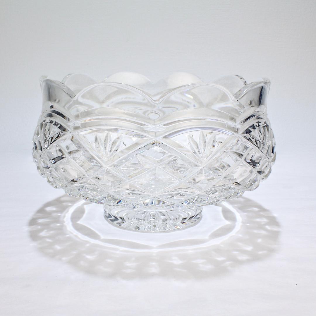 Una bella ciotola in vetro tagliato d'epoca.

Da Waterford.

Dalla serie Master Cutter.

Con un  Bordi smerlati e decorazioni tagliate su tutta la superficie.

La base reca un marchio di fabbrica Waterford inciso con acido.

Semplicemente una