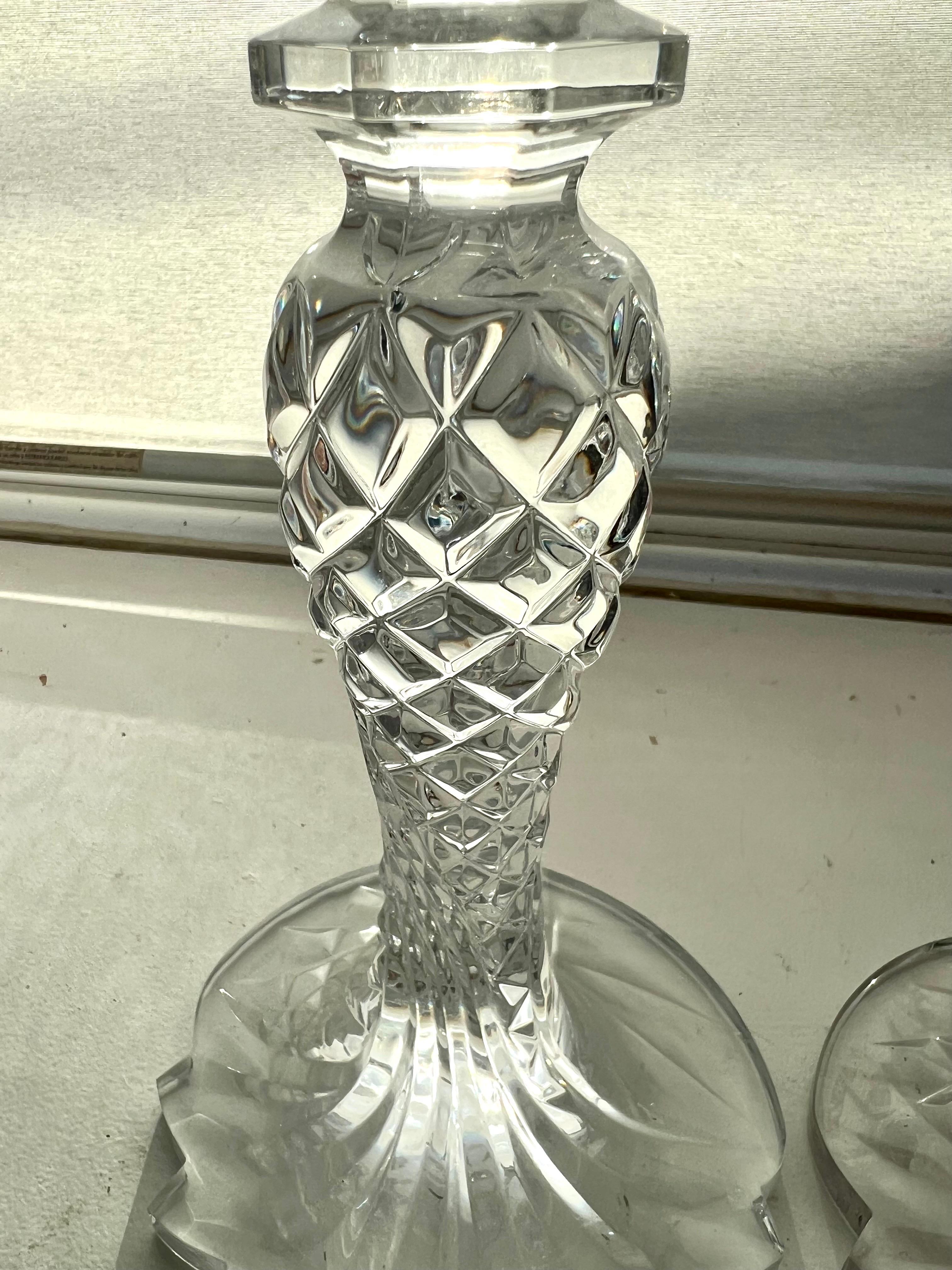 Schön, in ihrer ursprünglichen Box. 
Ein Paar Sea Jewel Crystal Candlesticks von Waterford. Dieses Design ist die abstrakte Version der Seepferdchen, die 2003 eingeführt wurde.
Ausschließlich vom renommiertesten Kunsthandwerker in Slowenien