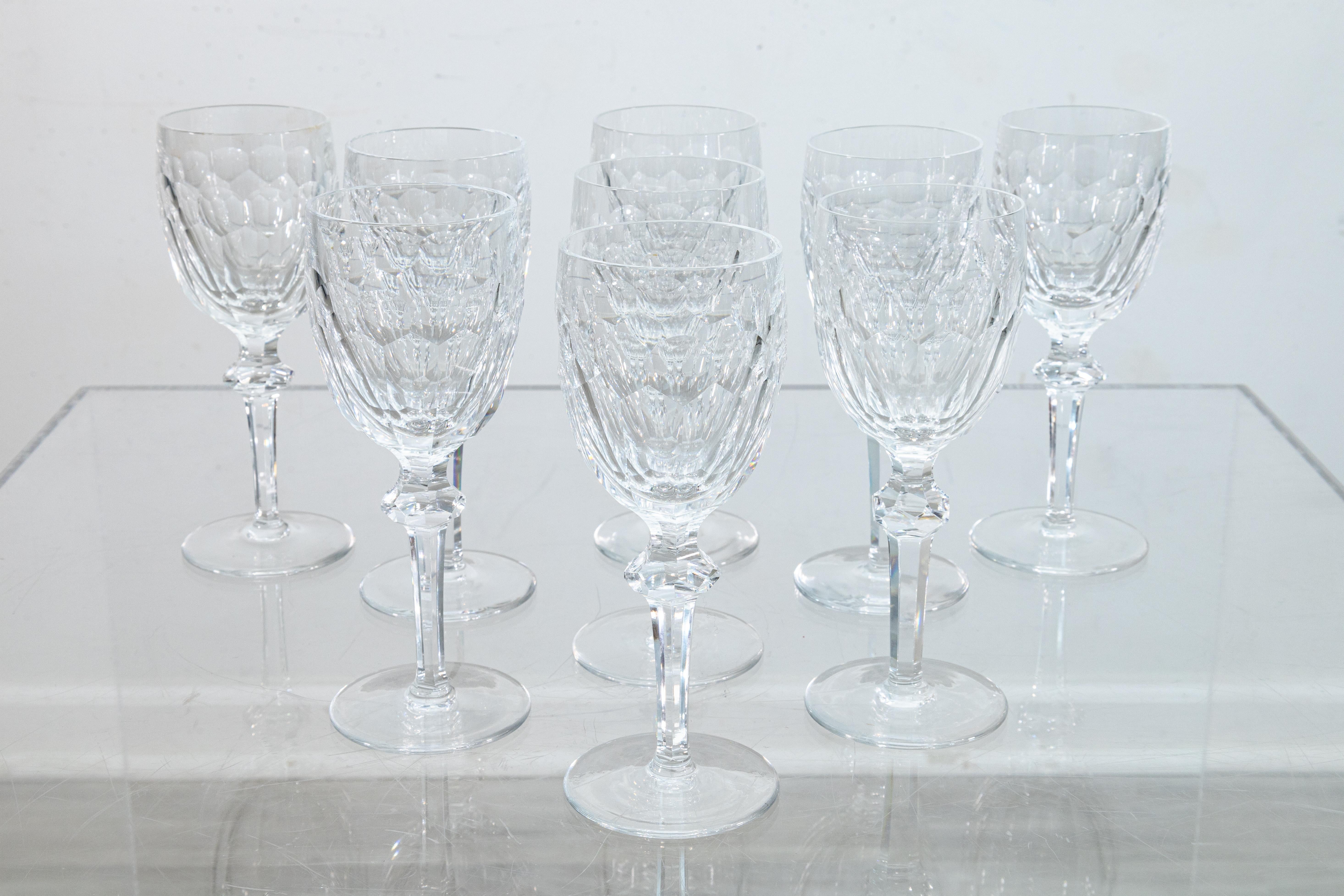 Un set di 9 calici da vino in cristallo prodotti da Waterford Crystal. Firma incisa sul fondo di ogni bicchiere. Una dichiarazione modernista unica, con un design artistico che la rende anche funzionale da tenere in mano. Un complemento d'arredo