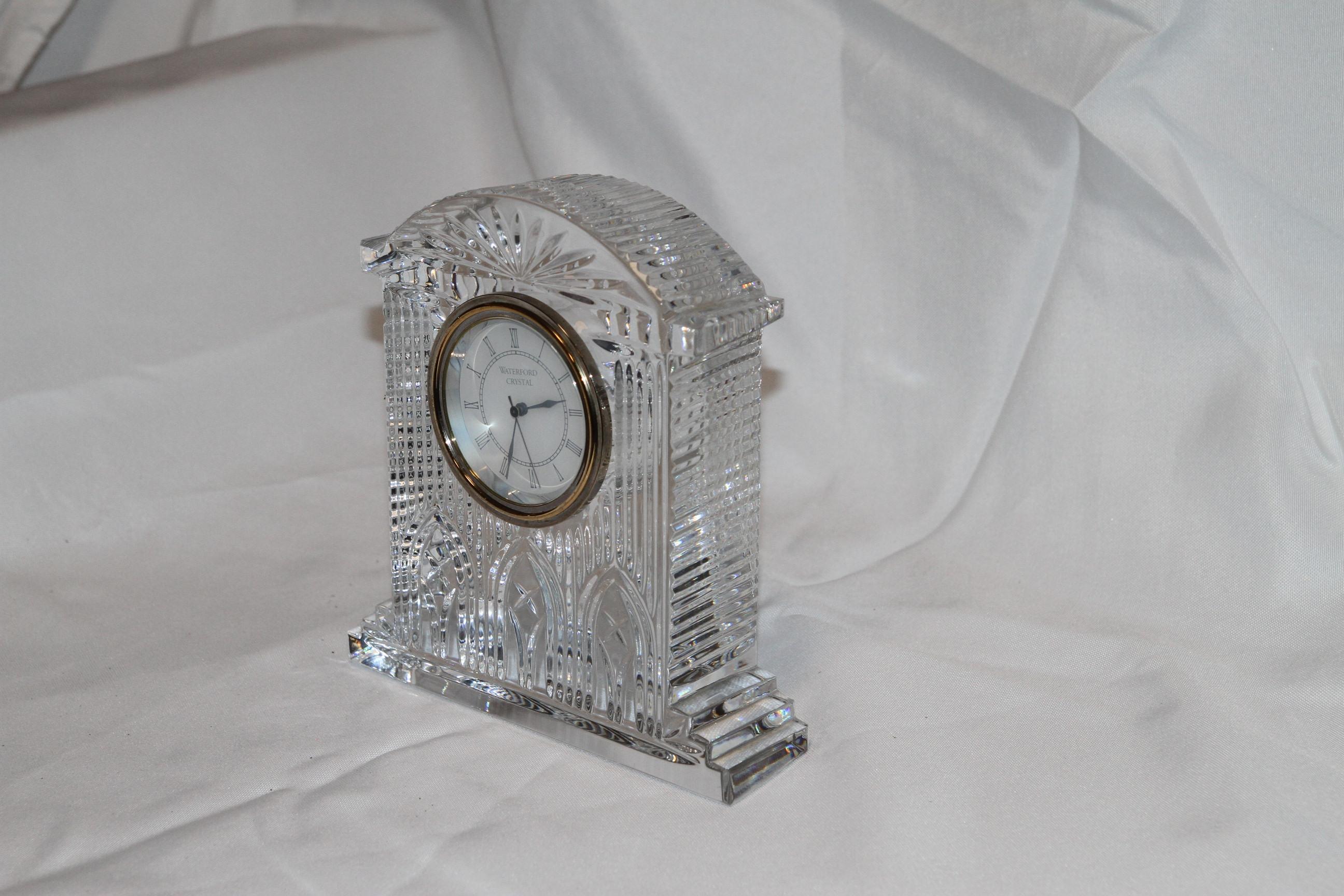 Si tratta di un orologio da comodino di dimensioni ridotte.
È prodotto da Waterford. Il cristallo è intagliato e modellato. Gli accenti in ottone e il quadrante smaltato gli conferiscono un aspetto elegante. Waterford dice che è di qualità.