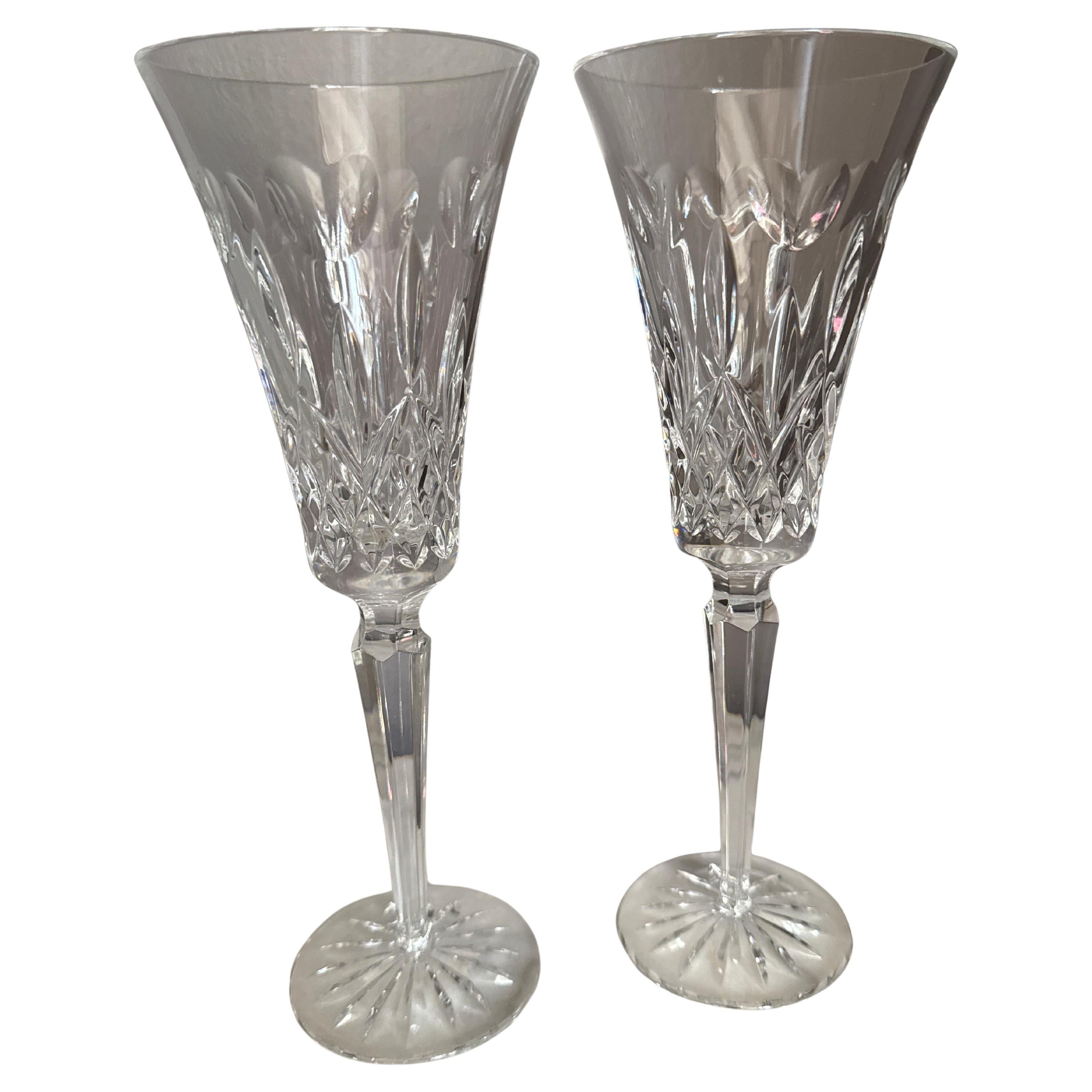 Superbe flûte à champagne Waterford de la ligne Celebration et du motif Friendship. Le verre à toast présente des découpes de tourbillons et de points sur le bol ainsi que de petites découpes en diamant à la base menant à une tige à plusieurs