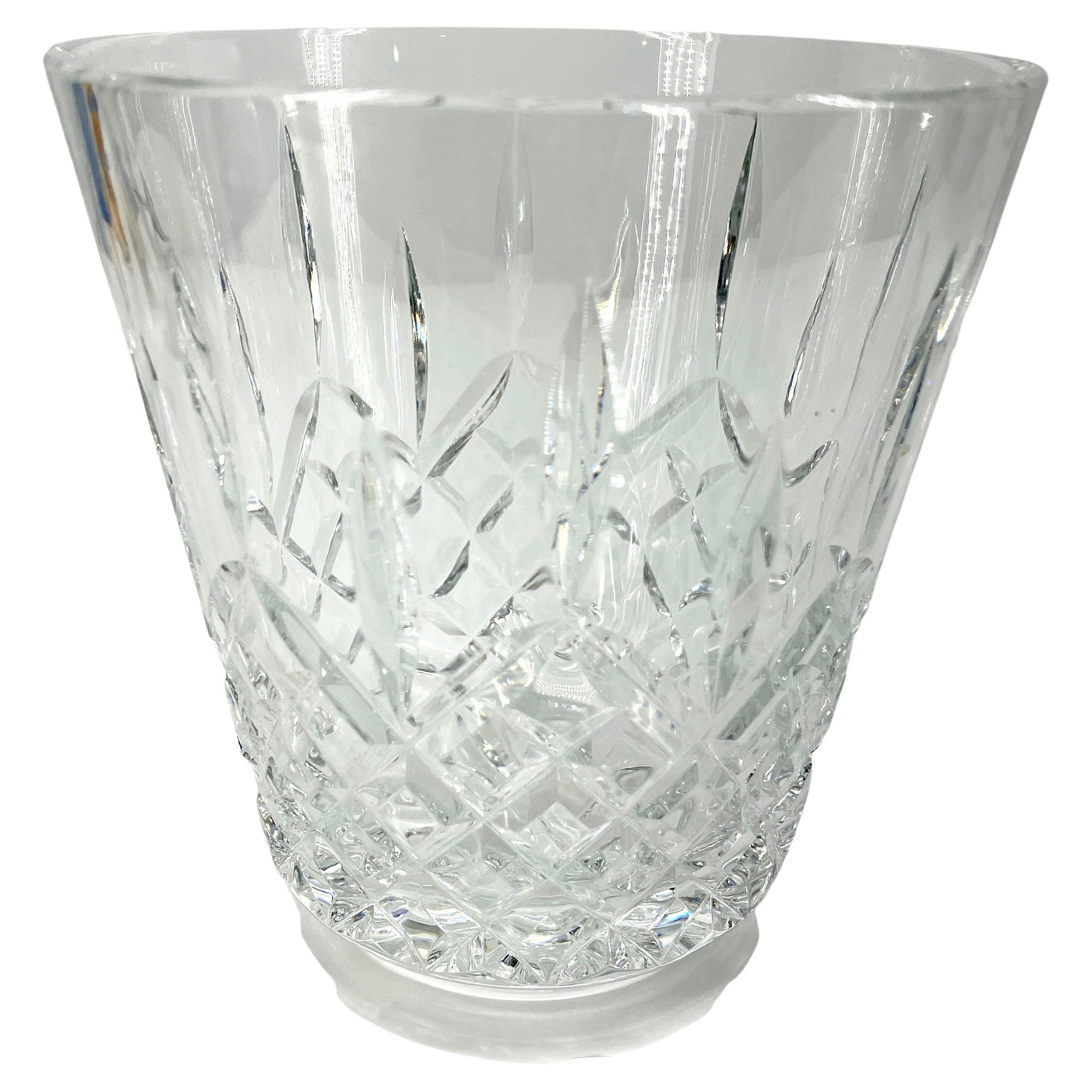 Lismore Kristall-Eiskübel für Champagner, Waterford 

Das Waterford Lismore-Muster ist eine atemberaubende Kombination aus Brillanz und Klarheit, die sich durch die atemberaubende Klarheit des für Lismore typischen diamant- und keilgeschliffenen