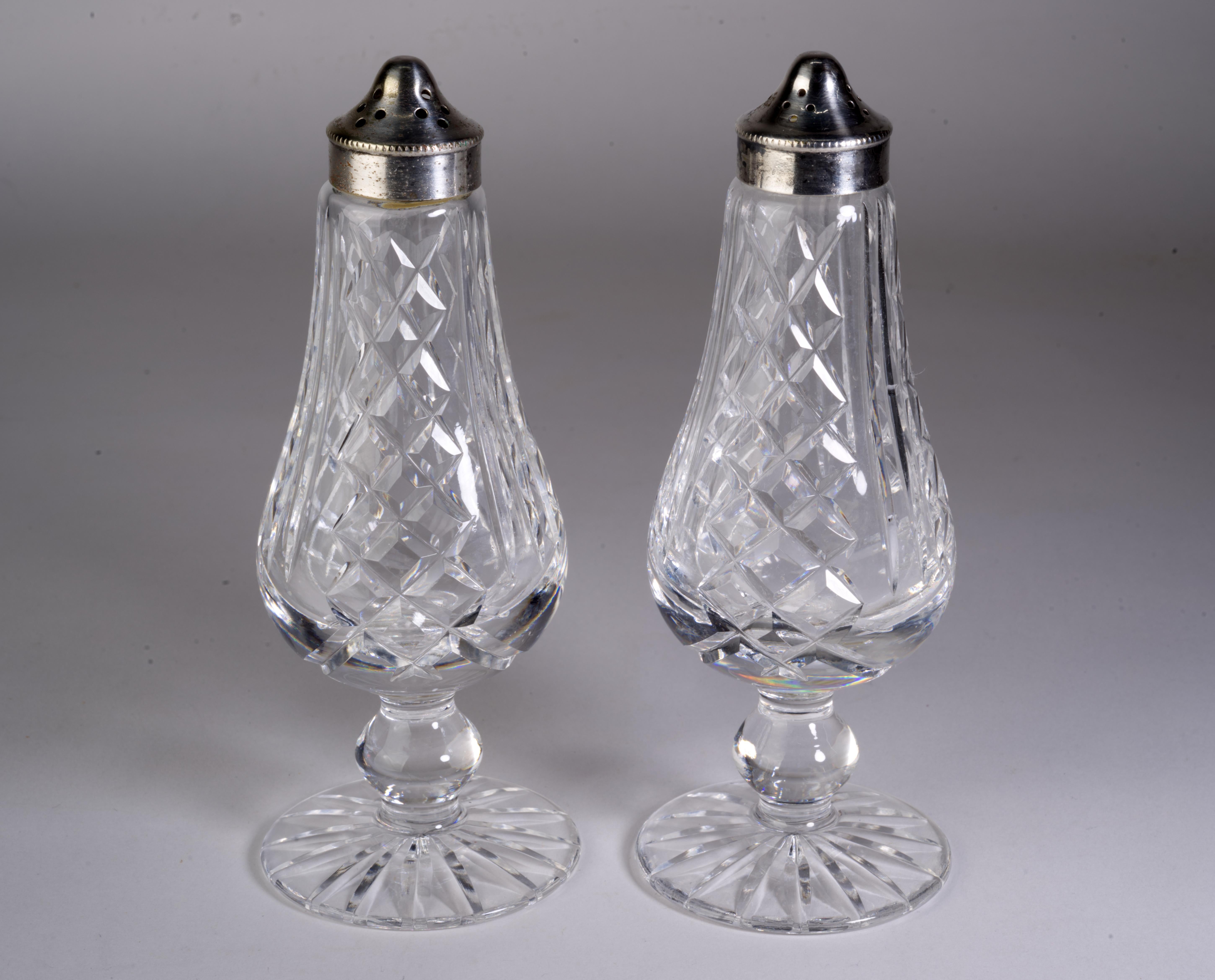  Los saleros y pimenteros vintage de Waterford Crystal se fabricaron en la República de Irlanda con cristal tallado y tapas plateadas. El patrón Glendariff se caracteriza por cortes verticales y X apiladas cortadas con fondos cortados en estrella;