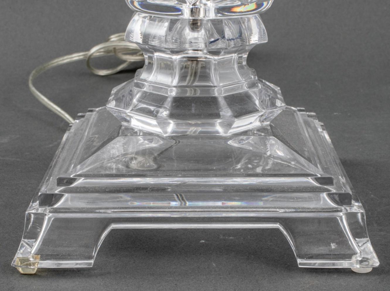 Grande lampe de table en verre de cristal taillé de style néoclassique Waterford, la base taillée à motif géométrique et en forme d'urne au sommet d'une base carrée étagée, deux ampoules à interrupteur à tirette et gouttes à facettes, surmontées