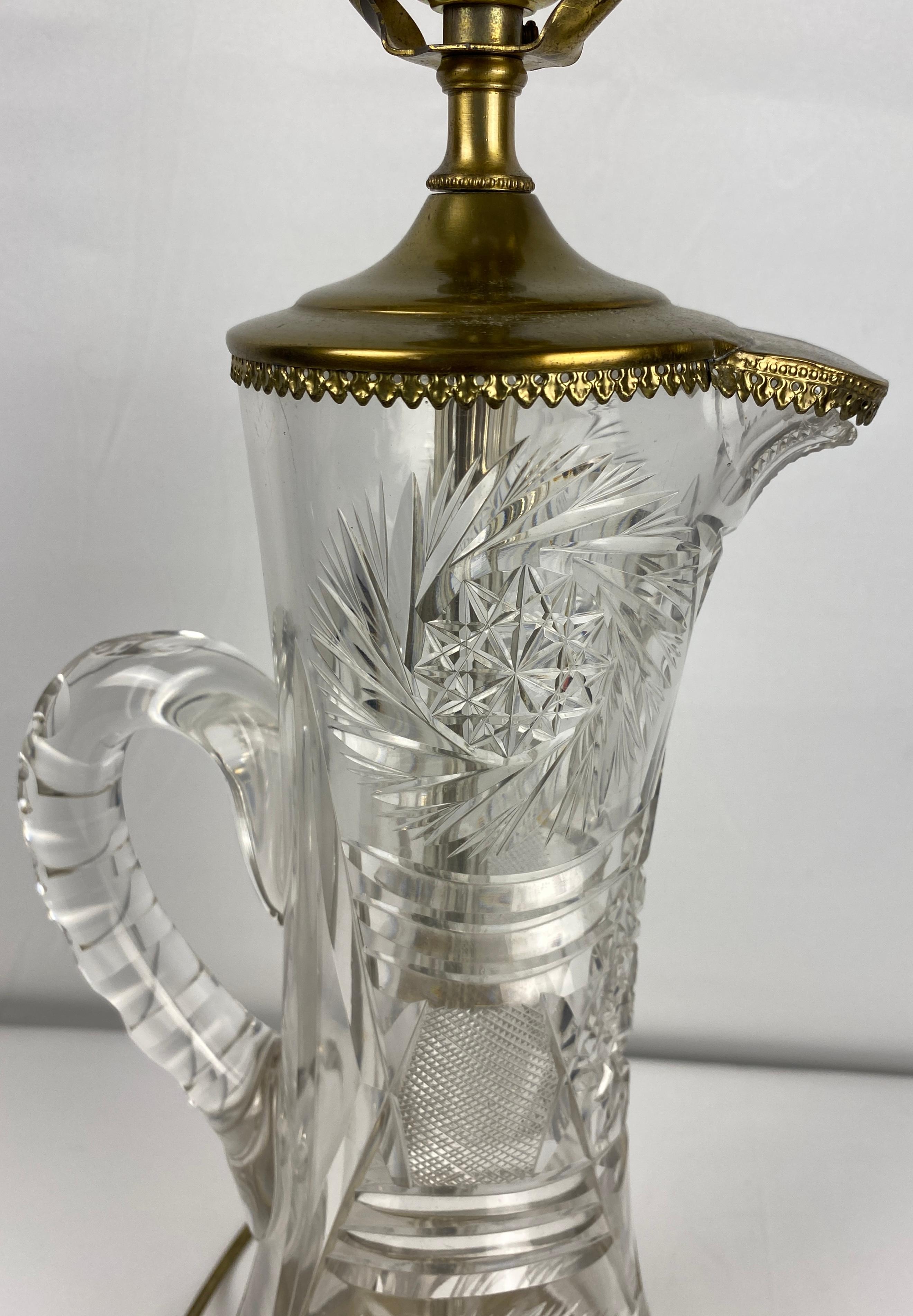 Lampe de table en cristal de belle qualité, attribuée à Waterford Crystal. 

Cette lampe de table en cristal a été modifiée à partir d'un vase en forme de pichet et reprend les caractéristiques du motif moderne de Modern-Decor, décoré de découpes