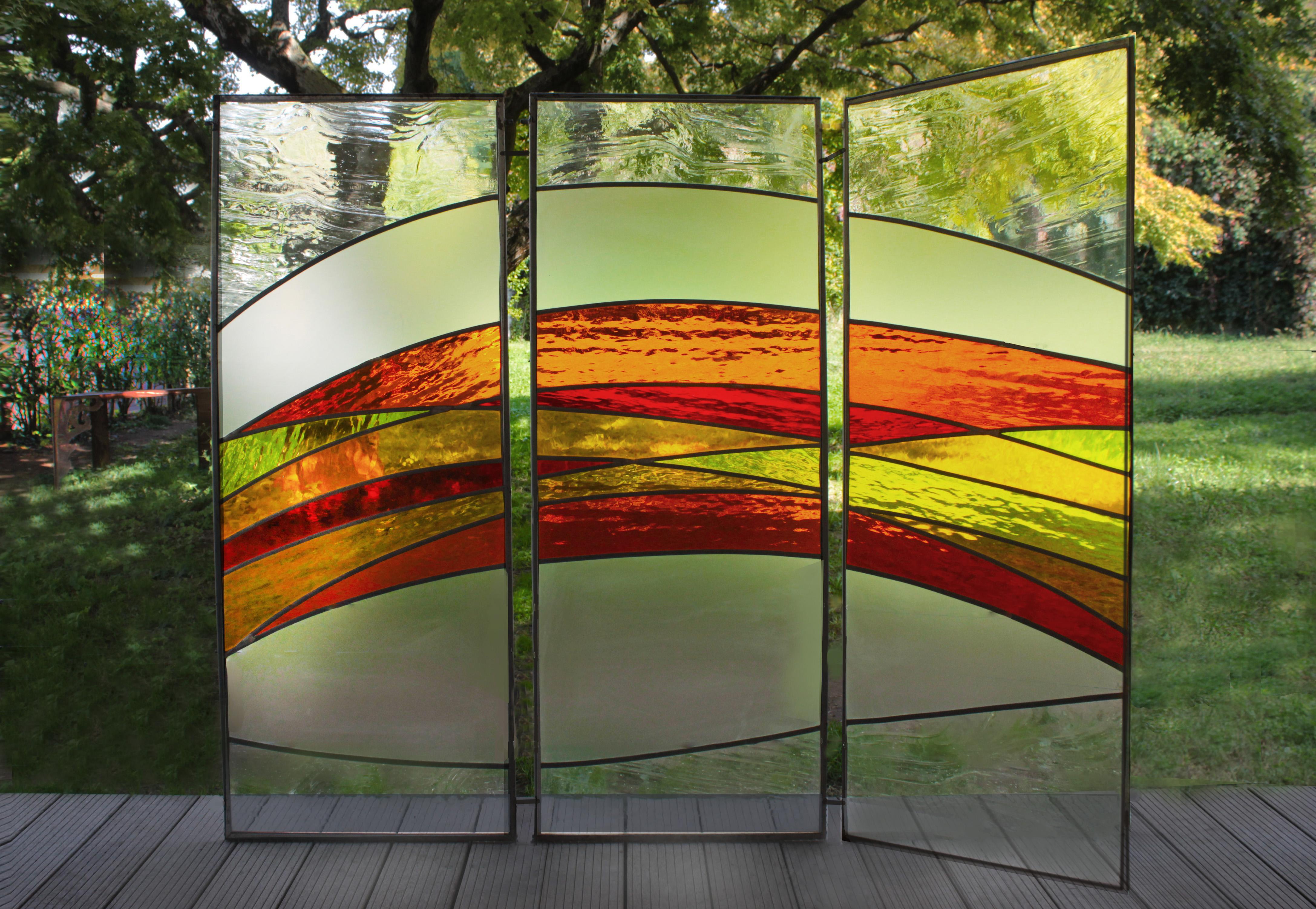Trio of contemporary artistic stained glasses panels adaptable to the needs of interior design.
Screens, windows, partition panels, decorative panels, design lamps.
The artist-designer Raoul Gilioli designed these stained glass windows inspired by