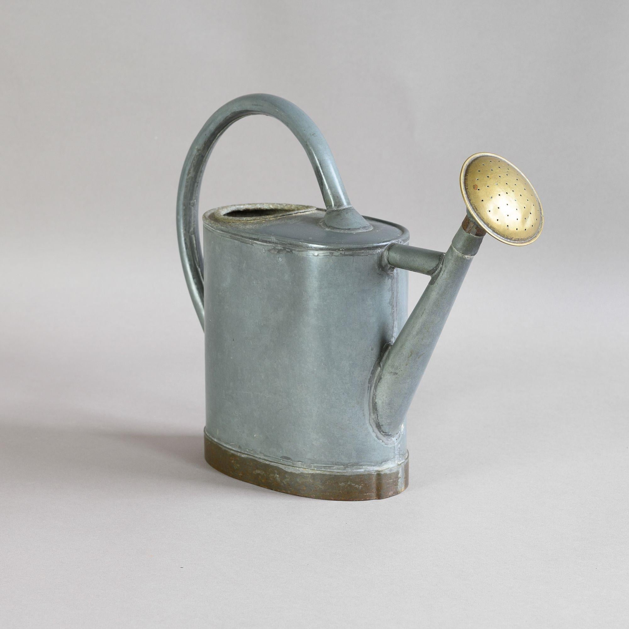 Galvanised metal watering can with brass sprinkler. Circa 1930
H 27cm x W 10cm x D 33cm