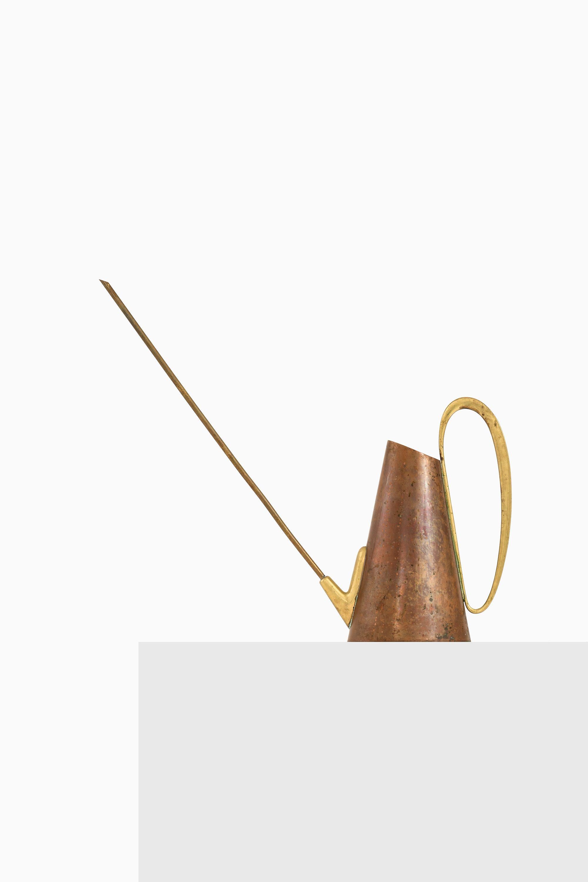 Watering Can in Brass and Copper by Carl Auböck, 1950's

Additional Information:
Material: Brass and copper
Style: Mid century, Scandinavia
Produced in Denmark by Illums Bolighus
Dimensions (W x D x H): 45 x 11 x 38 cm
Condition: Good vintage