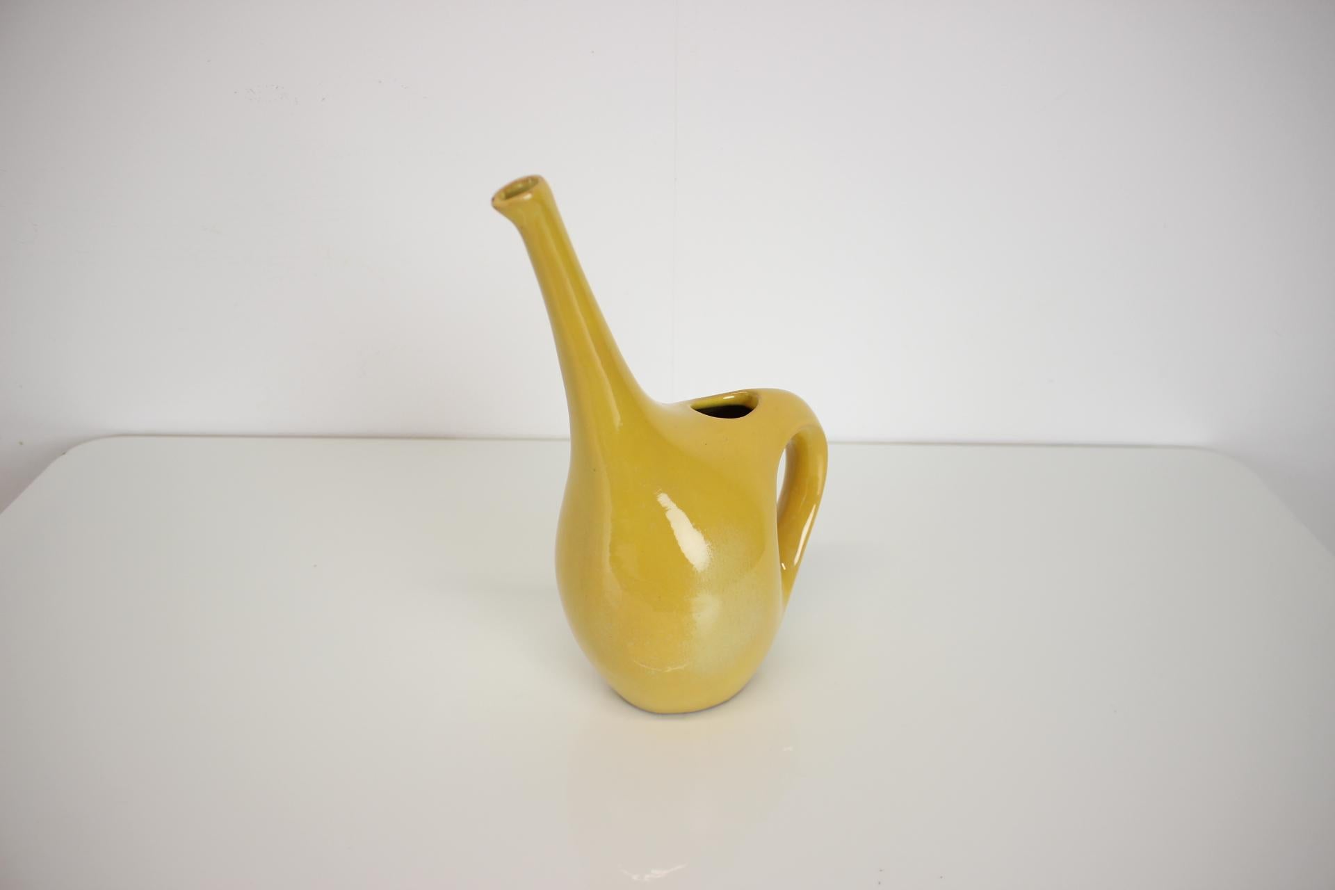 Vintage watering pot, made in Czechoslovakia, in the 1950's.
Made of porcelain.
Fully cleanedl, repolished.