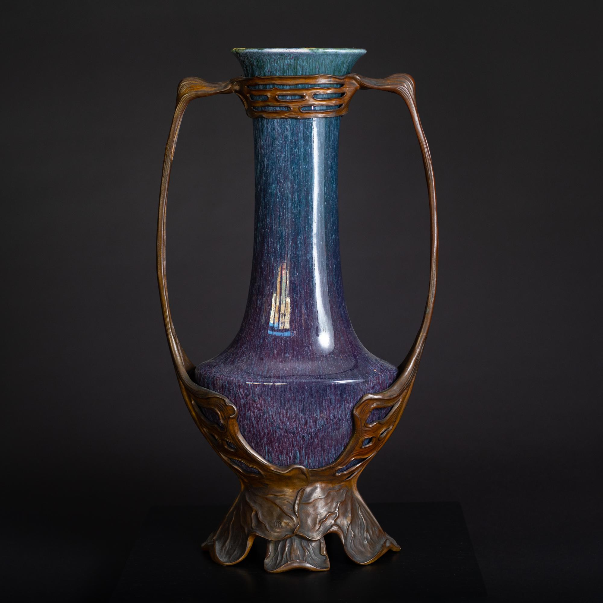 Anche se non c'era amore per i suoi primi dipinti, Eckmann aveva un fascino infinito per il potenziale decorativo dell'acqua ondulata. Gli spazi aperti creati dai ritagli di metallo sul collo e sulla base della montatura si riferiscono a questa