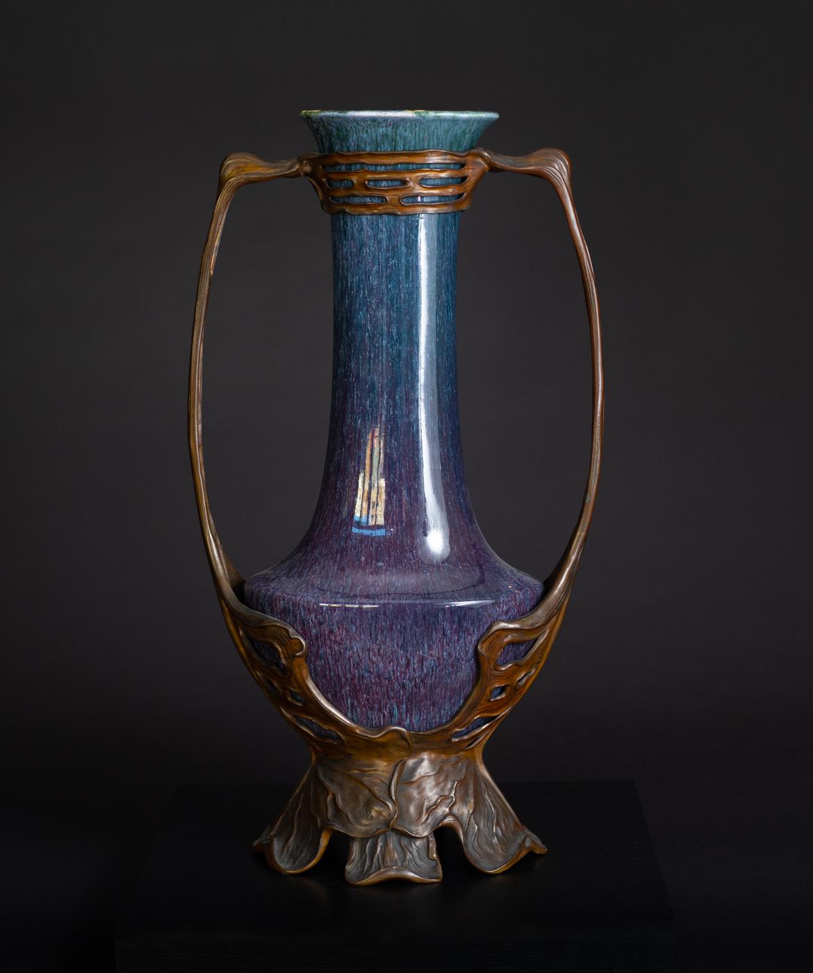 Jugendstil-Porzellanvase mit Ablageschirr in Bronzebeschlägen von Otto Eckmann (Glasiert) im Angebot