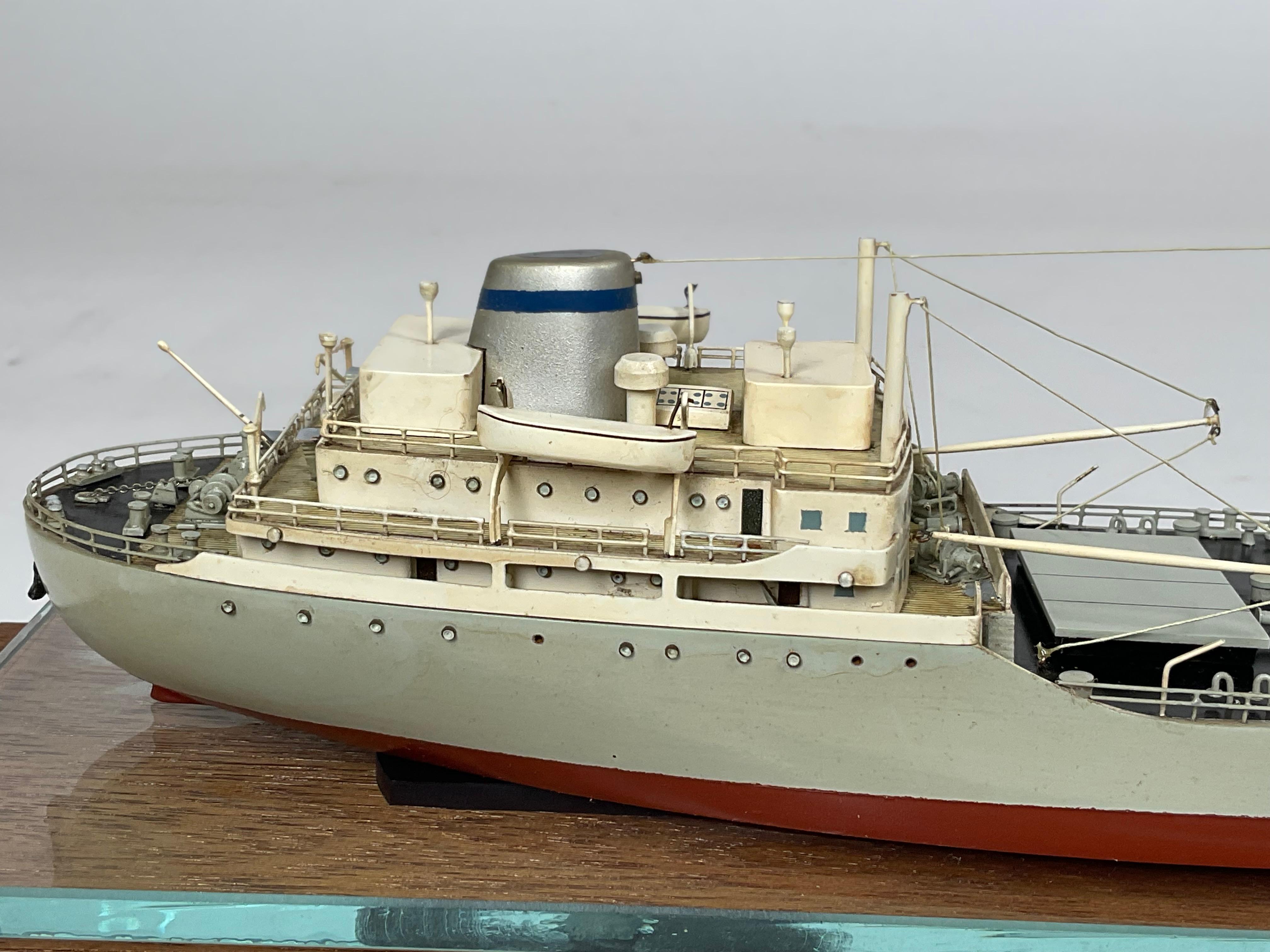 Modèle aquatique d'un porteur d'huile et d' Ore japonais en vente 5