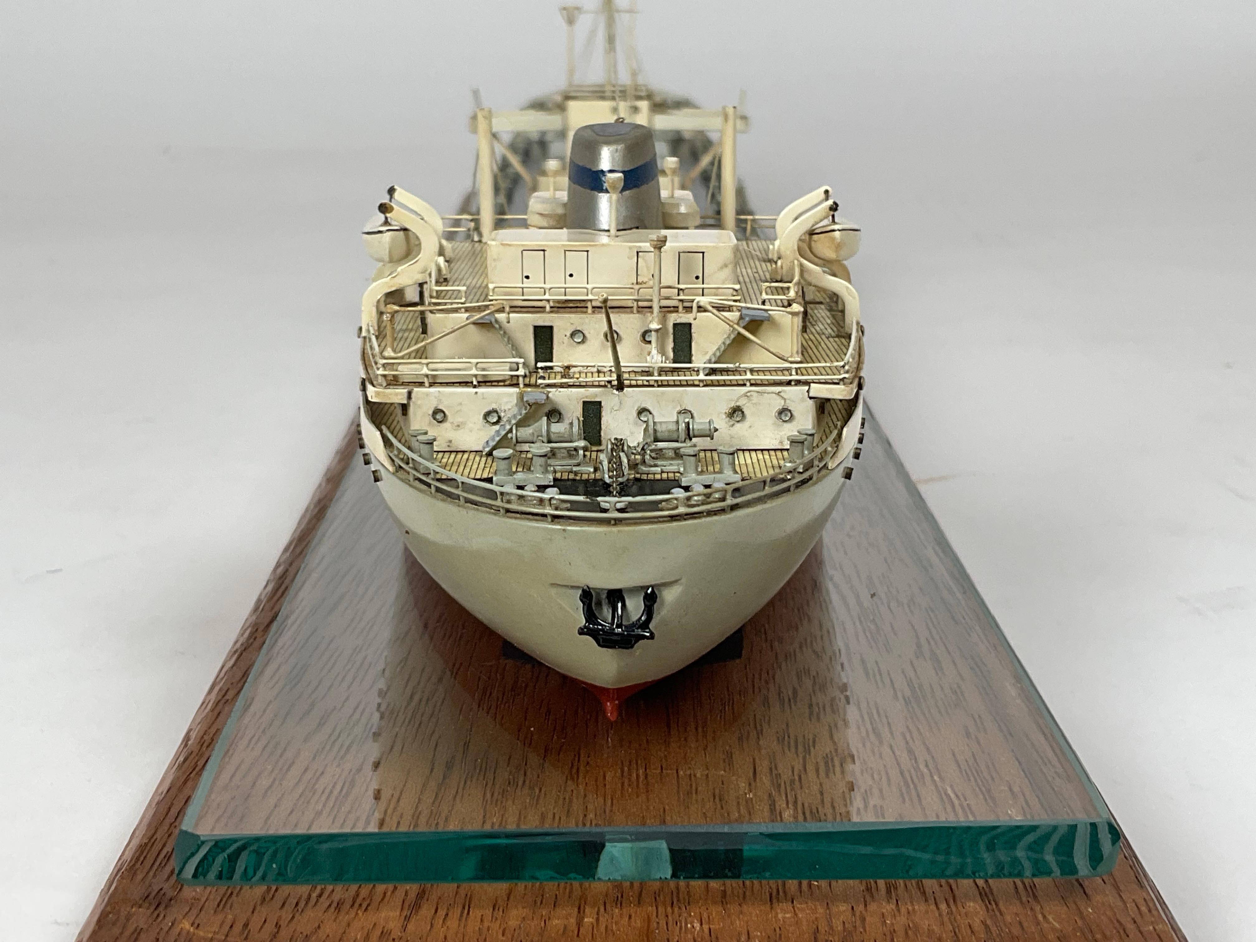Modèle aquatique d'un porteur d'huile et d' Ore japonais en vente 6