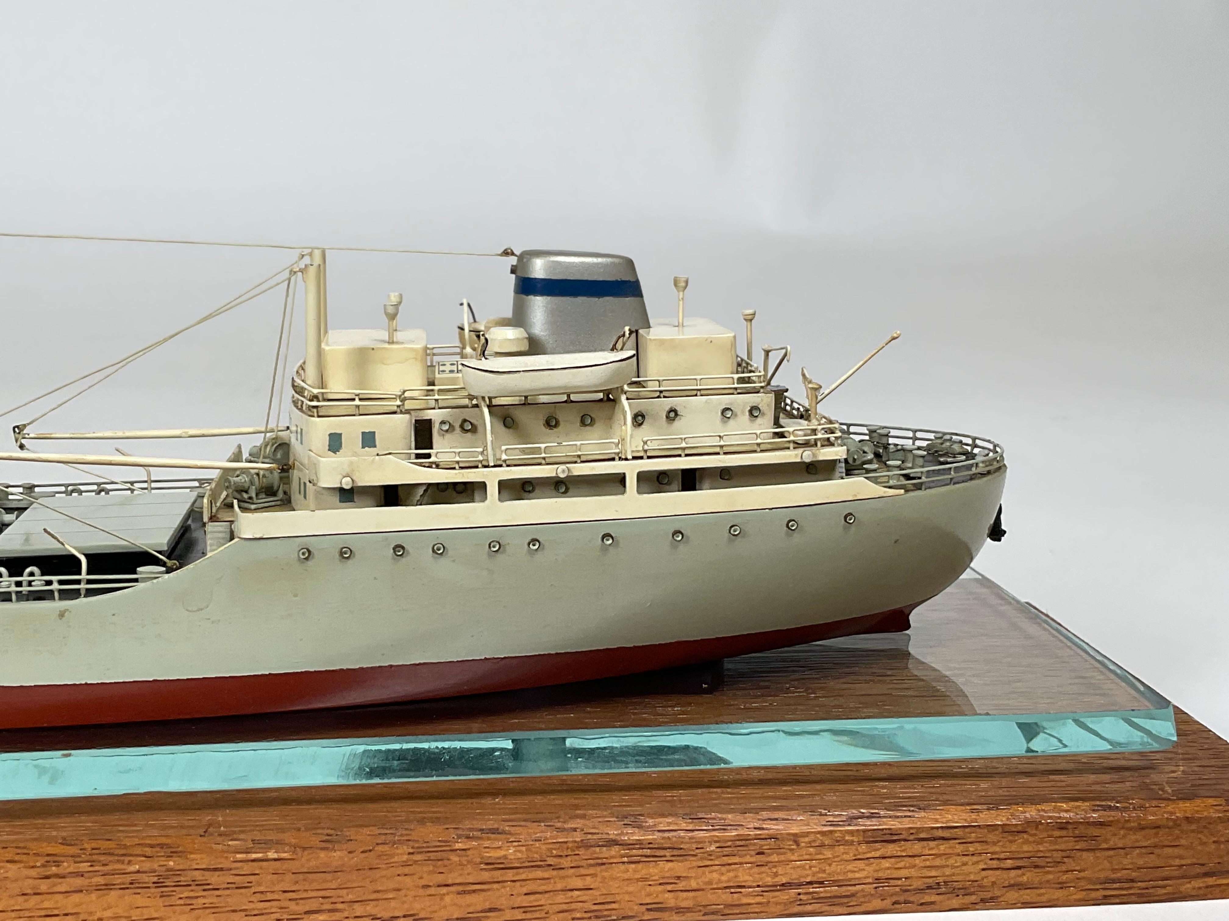 Modèle aquatique d'un porteur d'huile et d' Ore japonais en vente 8