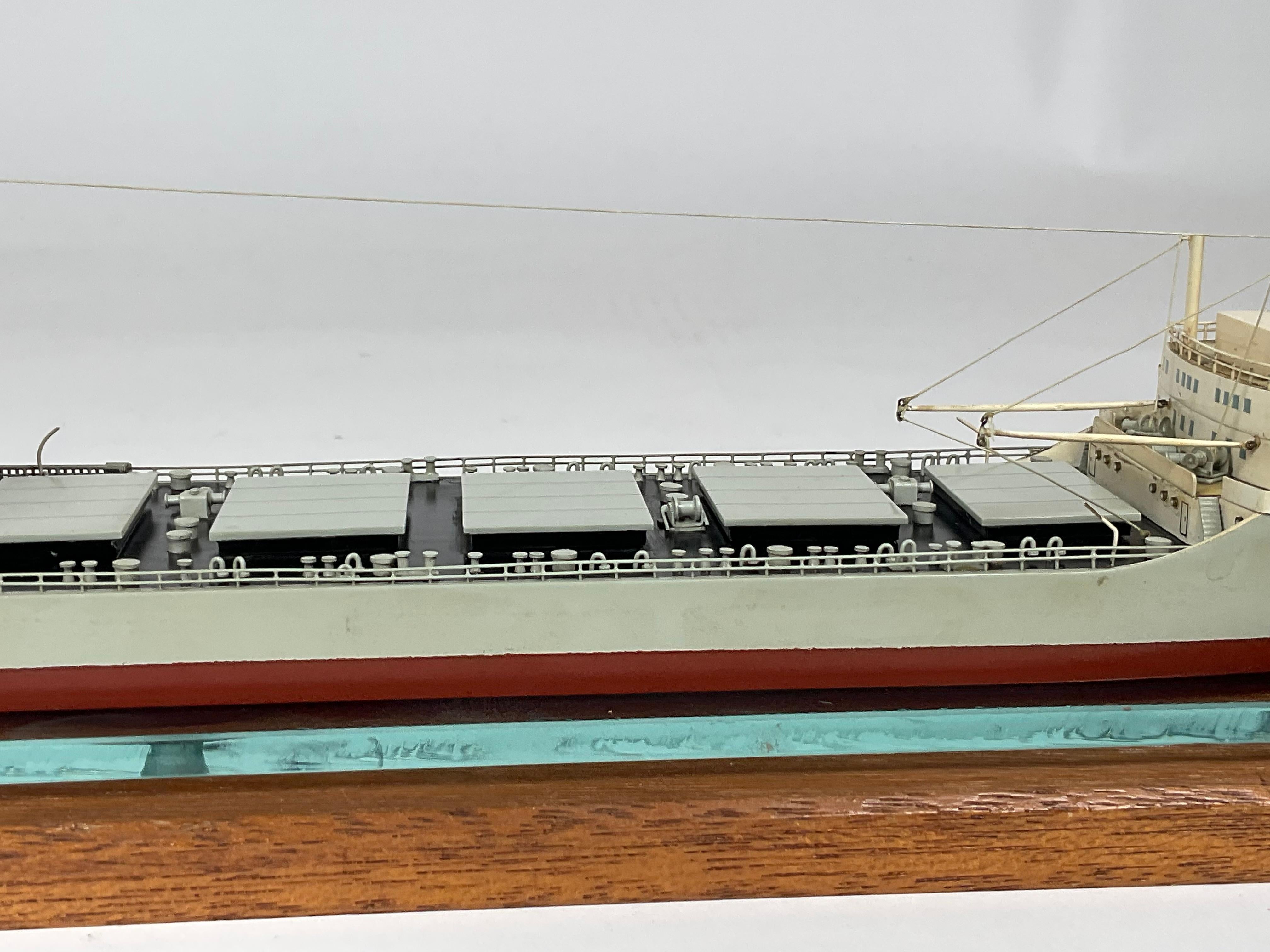 Modèle aquatique d'un porteur d'huile et d' Ore japonais en vente 9