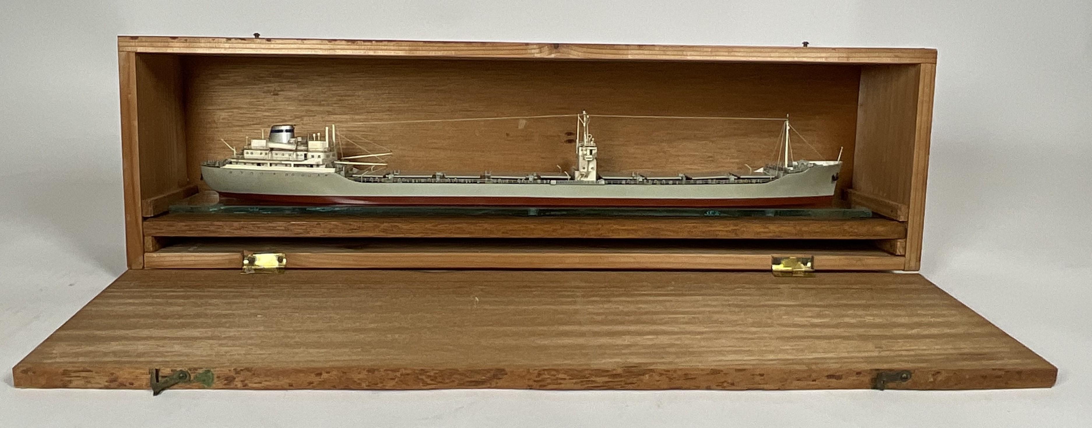Cette maquette de ligne de flottaison d'un minéralier/pétrolier japonais est attribuée au constructeur, K.K. d'Osaka, Japon. Présenté sur une base en bois et en verre plat, le modèle est livré avec une boîte en bois pour l'expédition et le stockage.